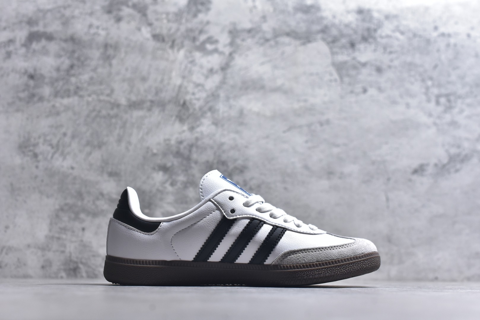 图片[3]-#AD Original Samba 复古经典轻便板鞋 B75806 口碑大厂出品 品控大底版型不断改良更新 全套原纸板楦头开发 确保原汁原味 完美呈现DUNK版型 一比一鞋头弧度高度鞋身弧度 此版本只针对中端市场 皮料材质有所更替 其他数据细节工艺流程均保持一致 绝不口嗨 细节品控鞋型随意对比 正确烫金高频细节 原装纳米超迁皮料 独家私模橡胶大底 原盒原配 这款桑巴鞋展示了高质量的工艺 带有装饰的超锁缝制和无缝的手感 柔软、柔软的皮革造型和标志性的3条纹完成了精致的外观 正规合身鞋带 鞋面上有绒面鞋垫 橡胶鞋底 享受正畸套筒软感 自50年代首次亮相以来就一直在赢得粉丝的青睐 尺码：36-45-选品中心