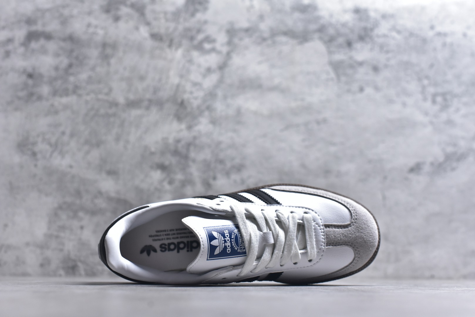 图片[4]-#AD Original Samba 复古经典轻便板鞋 B75806 口碑大厂出品 品控大底版型不断改良更新 全套原纸板楦头开发 确保原汁原味 完美呈现DUNK版型 一比一鞋头弧度高度鞋身弧度 此版本只针对中端市场 皮料材质有所更替 其他数据细节工艺流程均保持一致 绝不口嗨 细节品控鞋型随意对比 正确烫金高频细节 原装纳米超迁皮料 独家私模橡胶大底 原盒原配 这款桑巴鞋展示了高质量的工艺 带有装饰的超锁缝制和无缝的手感 柔软、柔软的皮革造型和标志性的3条纹完成了精致的外观 正规合身鞋带 鞋面上有绒面鞋垫 橡胶鞋底 享受正畸套筒软感 自50年代首次亮相以来就一直在赢得粉丝的青睐 尺码：36-45-选品中心