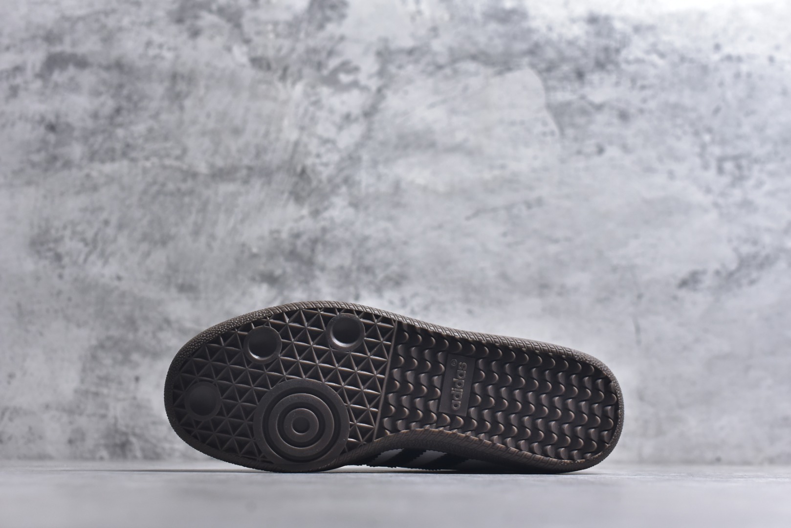 图片[6]-#AD Original Samba 复古经典轻便板鞋 B75806 口碑大厂出品 品控大底版型不断改良更新 全套原纸板楦头开发 确保原汁原味 完美呈现DUNK版型 一比一鞋头弧度高度鞋身弧度 此版本只针对中端市场 皮料材质有所更替 其他数据细节工艺流程均保持一致 绝不口嗨 细节品控鞋型随意对比 正确烫金高频细节 原装纳米超迁皮料 独家私模橡胶大底 原盒原配 这款桑巴鞋展示了高质量的工艺 带有装饰的超锁缝制和无缝的手感 柔软、柔软的皮革造型和标志性的3条纹完成了精致的外观 正规合身鞋带 鞋面上有绒面鞋垫 橡胶鞋底 享受正畸套筒软感 自50年代首次亮相以来就一直在赢得粉丝的青睐 尺码：36-45-选品中心