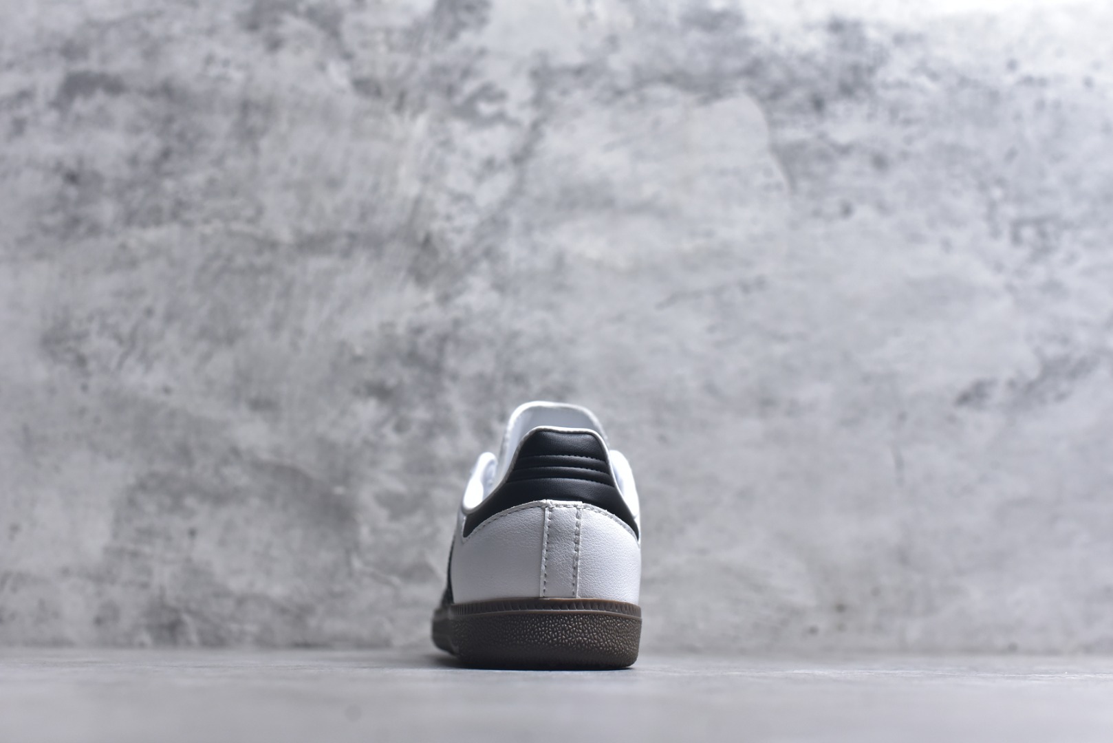 图片[5]-#AD Original Samba 复古经典轻便板鞋 B75806 口碑大厂出品 品控大底版型不断改良更新 全套原纸板楦头开发 确保原汁原味 完美呈现DUNK版型 一比一鞋头弧度高度鞋身弧度 此版本只针对中端市场 皮料材质有所更替 其他数据细节工艺流程均保持一致 绝不口嗨 细节品控鞋型随意对比 正确烫金高频细节 原装纳米超迁皮料 独家私模橡胶大底 原盒原配 这款桑巴鞋展示了高质量的工艺 带有装饰的超锁缝制和无缝的手感 柔软、柔软的皮革造型和标志性的3条纹完成了精致的外观 正规合身鞋带 鞋面上有绒面鞋垫 橡胶鞋底 享受正畸套筒软感 自50年代首次亮相以来就一直在赢得粉丝的青睐 尺码：36-45-选品中心