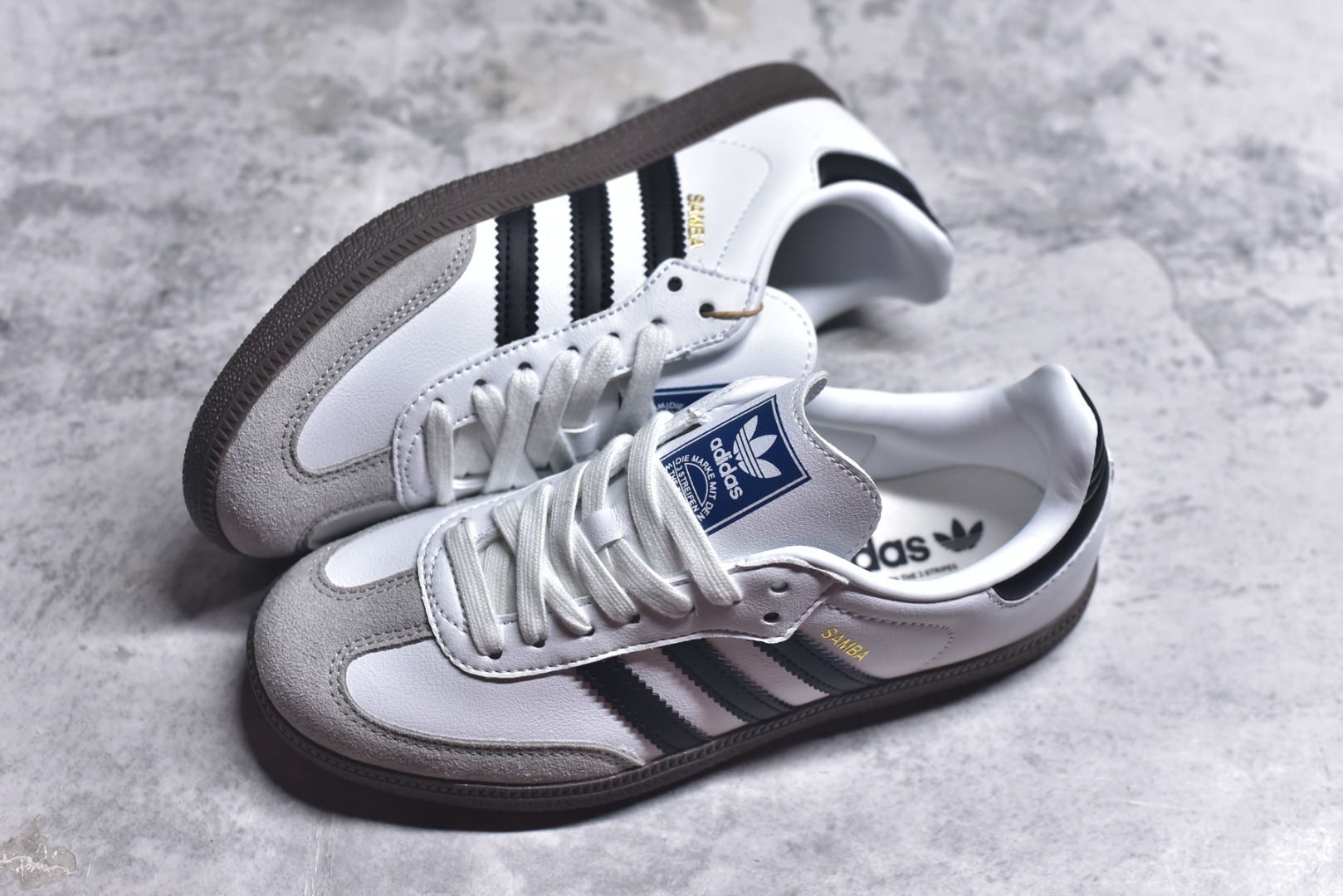 图片[7]-#AD Original Samba 复古经典轻便板鞋 B75806 口碑大厂出品 品控大底版型不断改良更新 全套原纸板楦头开发 确保原汁原味 完美呈现DUNK版型 一比一鞋头弧度高度鞋身弧度 此版本只针对中端市场 皮料材质有所更替 其他数据细节工艺流程均保持一致 绝不口嗨 细节品控鞋型随意对比 正确烫金高频细节 原装纳米超迁皮料 独家私模橡胶大底 原盒原配 这款桑巴鞋展示了高质量的工艺 带有装饰的超锁缝制和无缝的手感 柔软、柔软的皮革造型和标志性的3条纹完成了精致的外观 正规合身鞋带 鞋面上有绒面鞋垫 橡胶鞋底 享受正畸套筒软感 自50年代首次亮相以来就一直在赢得粉丝的青睐 尺码：36-45-选品中心