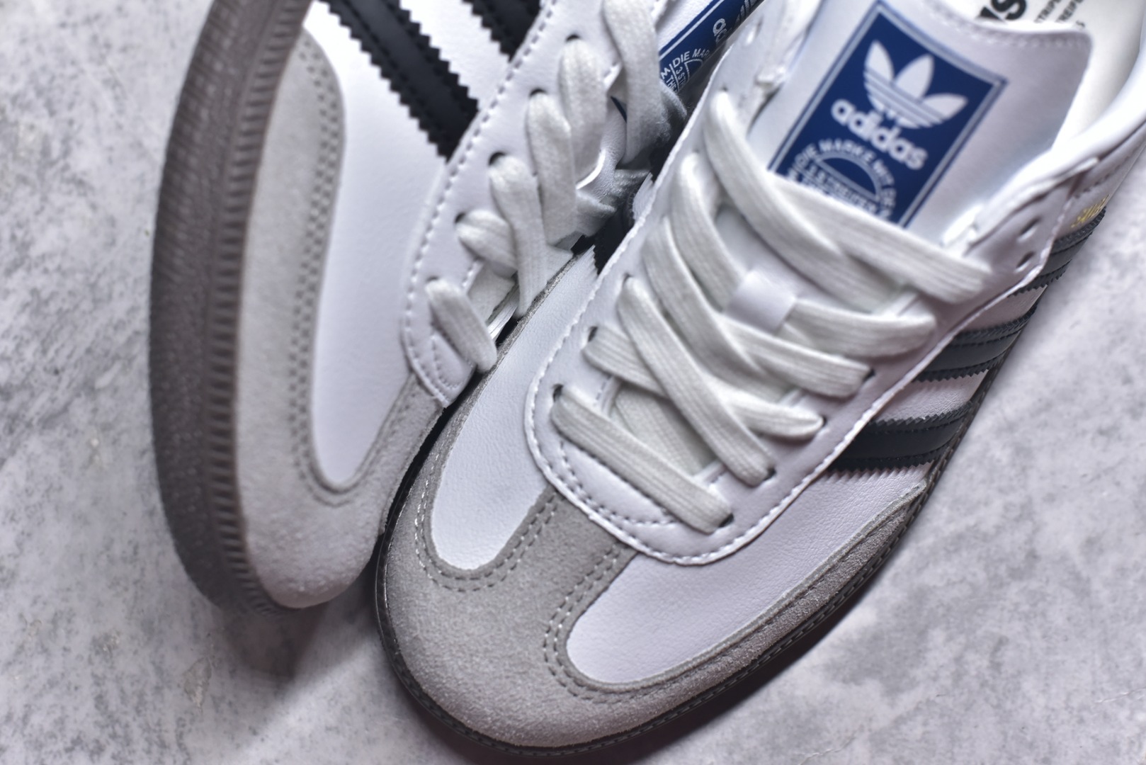 图片[8]-#AD Original Samba 复古经典轻便板鞋 B75806 口碑大厂出品 品控大底版型不断改良更新 全套原纸板楦头开发 确保原汁原味 完美呈现DUNK版型 一比一鞋头弧度高度鞋身弧度 此版本只针对中端市场 皮料材质有所更替 其他数据细节工艺流程均保持一致 绝不口嗨 细节品控鞋型随意对比 正确烫金高频细节 原装纳米超迁皮料 独家私模橡胶大底 原盒原配 这款桑巴鞋展示了高质量的工艺 带有装饰的超锁缝制和无缝的手感 柔软、柔软的皮革造型和标志性的3条纹完成了精致的外观 正规合身鞋带 鞋面上有绒面鞋垫 橡胶鞋底 享受正畸套筒软感 自50年代首次亮相以来就一直在赢得粉丝的青睐 尺码：36-45-选品中心