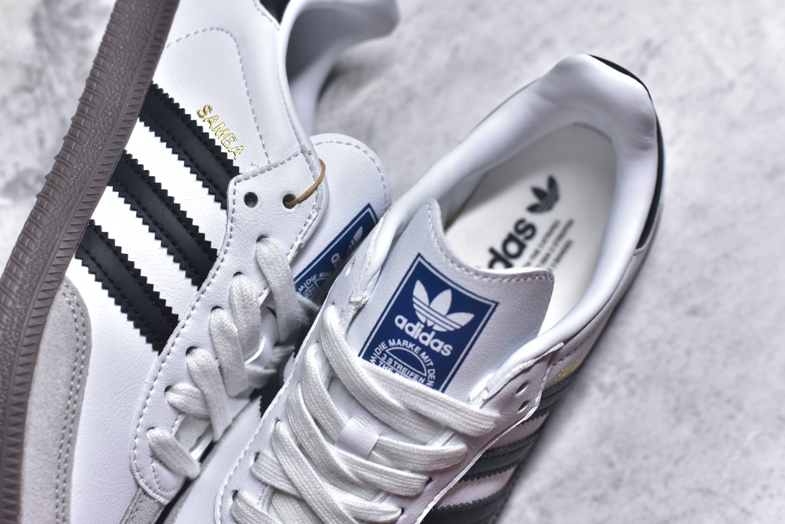 图片[9]-#AD Original Samba 复古经典轻便板鞋 B75806 口碑大厂出品 品控大底版型不断改良更新 全套原纸板楦头开发 确保原汁原味 完美呈现DUNK版型 一比一鞋头弧度高度鞋身弧度 此版本只针对中端市场 皮料材质有所更替 其他数据细节工艺流程均保持一致 绝不口嗨 细节品控鞋型随意对比 正确烫金高频细节 原装纳米超迁皮料 独家私模橡胶大底 原盒原配 这款桑巴鞋展示了高质量的工艺 带有装饰的超锁缝制和无缝的手感 柔软、柔软的皮革造型和标志性的3条纹完成了精致的外观 正规合身鞋带 鞋面上有绒面鞋垫 橡胶鞋底 享受正畸套筒软感 自50年代首次亮相以来就一直在赢得粉丝的青睐 尺码：36-45-选品中心