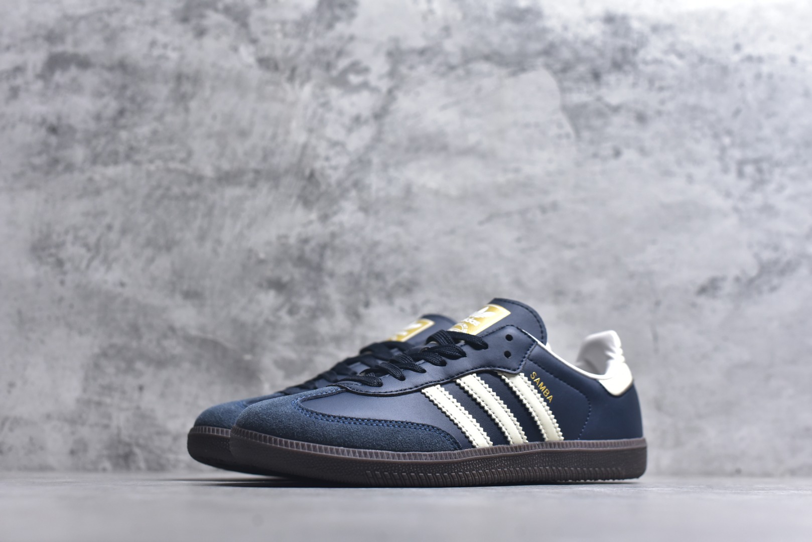 图片[2]-#AD Original Samba 复古经典轻便板鞋 ID2056 头层牛皮加持 正确烫金高频细节 原装纳米超迁皮料 独家私模橡胶大底 原盒原配 这款桑巴鞋展示了高质量的工艺 带有装饰的超锁缝制和无缝的手感 柔软、柔软的皮革造型和标志性的3条纹完成了精致的外观 正规合身鞋带 鞋面上有绒面鞋垫 橡胶鞋底 享受正畸套筒软感 自50年代首次亮相以来就一直在赢得粉丝的青睐 尺码：36-45-选品中心