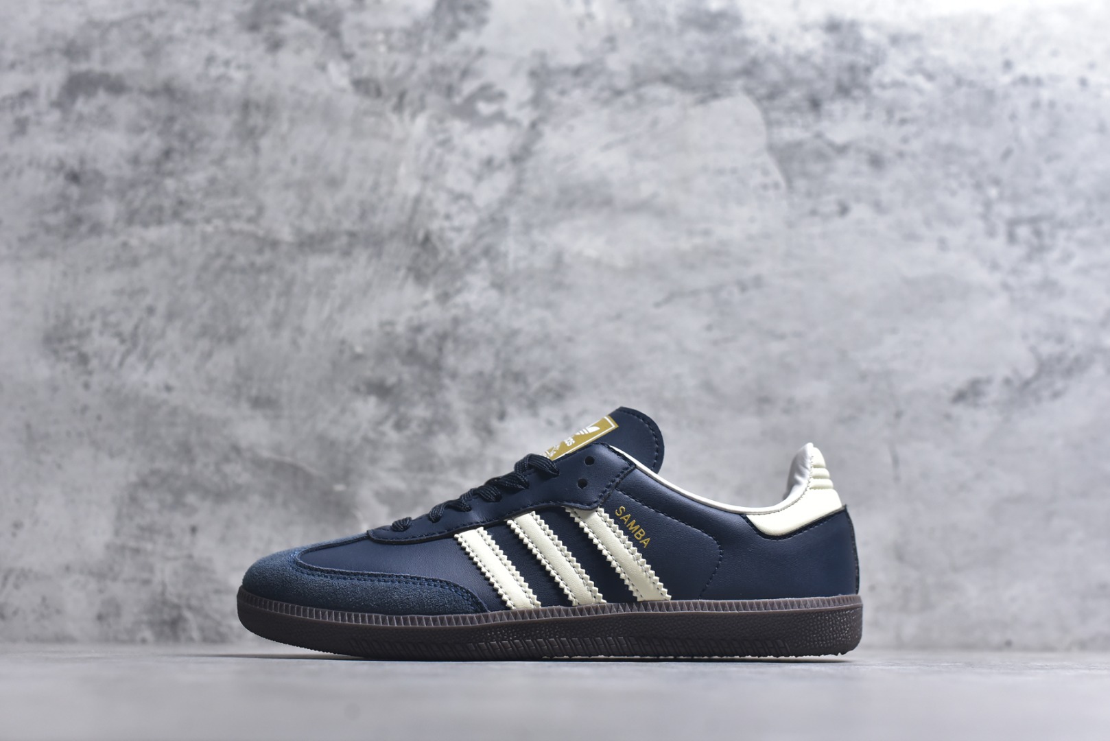 #AD Original Samba 复古经典轻便板鞋 ID2056 头层牛皮加持 正确烫金高频细节 原装纳米超迁皮料 独家私模橡胶大底 原盒原配 这款桑巴鞋展示了高质量的工艺 带有装饰的超锁缝制和无缝的手感 柔软、柔软的皮革造型和标志性的3条纹完成了精致的外观 正规合身鞋带 鞋面上有绒面鞋垫 橡胶鞋底 享受正畸套筒软感 自50年代首次亮相以来就一直在赢得粉丝的青睐 尺码：36-45-选品中心