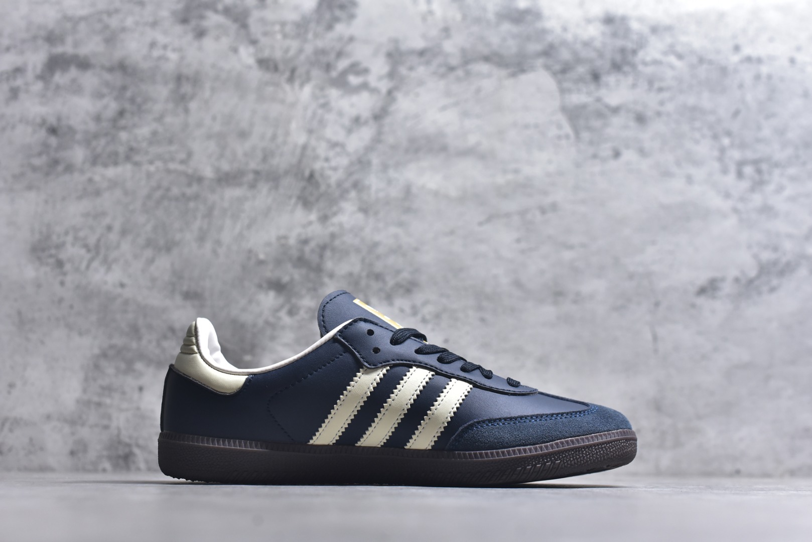 图片[3]-#AD Original Samba 复古经典轻便板鞋 ID2056 头层牛皮加持 正确烫金高频细节 原装纳米超迁皮料 独家私模橡胶大底 原盒原配 这款桑巴鞋展示了高质量的工艺 带有装饰的超锁缝制和无缝的手感 柔软、柔软的皮革造型和标志性的3条纹完成了精致的外观 正规合身鞋带 鞋面上有绒面鞋垫 橡胶鞋底 享受正畸套筒软感 自50年代首次亮相以来就一直在赢得粉丝的青睐 尺码：36-45-选品中心