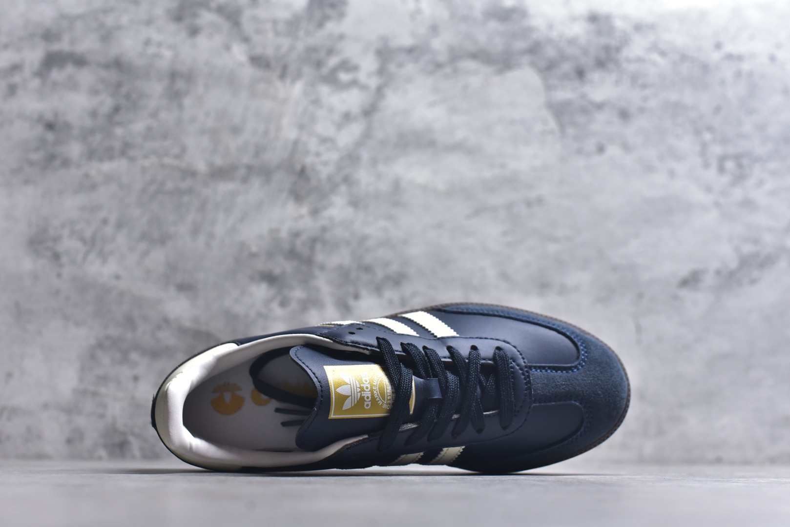 图片[4]-#AD Original Samba 复古经典轻便板鞋 ID2056 头层牛皮加持 正确烫金高频细节 原装纳米超迁皮料 独家私模橡胶大底 原盒原配 这款桑巴鞋展示了高质量的工艺 带有装饰的超锁缝制和无缝的手感 柔软、柔软的皮革造型和标志性的3条纹完成了精致的外观 正规合身鞋带 鞋面上有绒面鞋垫 橡胶鞋底 享受正畸套筒软感 自50年代首次亮相以来就一直在赢得粉丝的青睐 尺码：36-45-选品中心