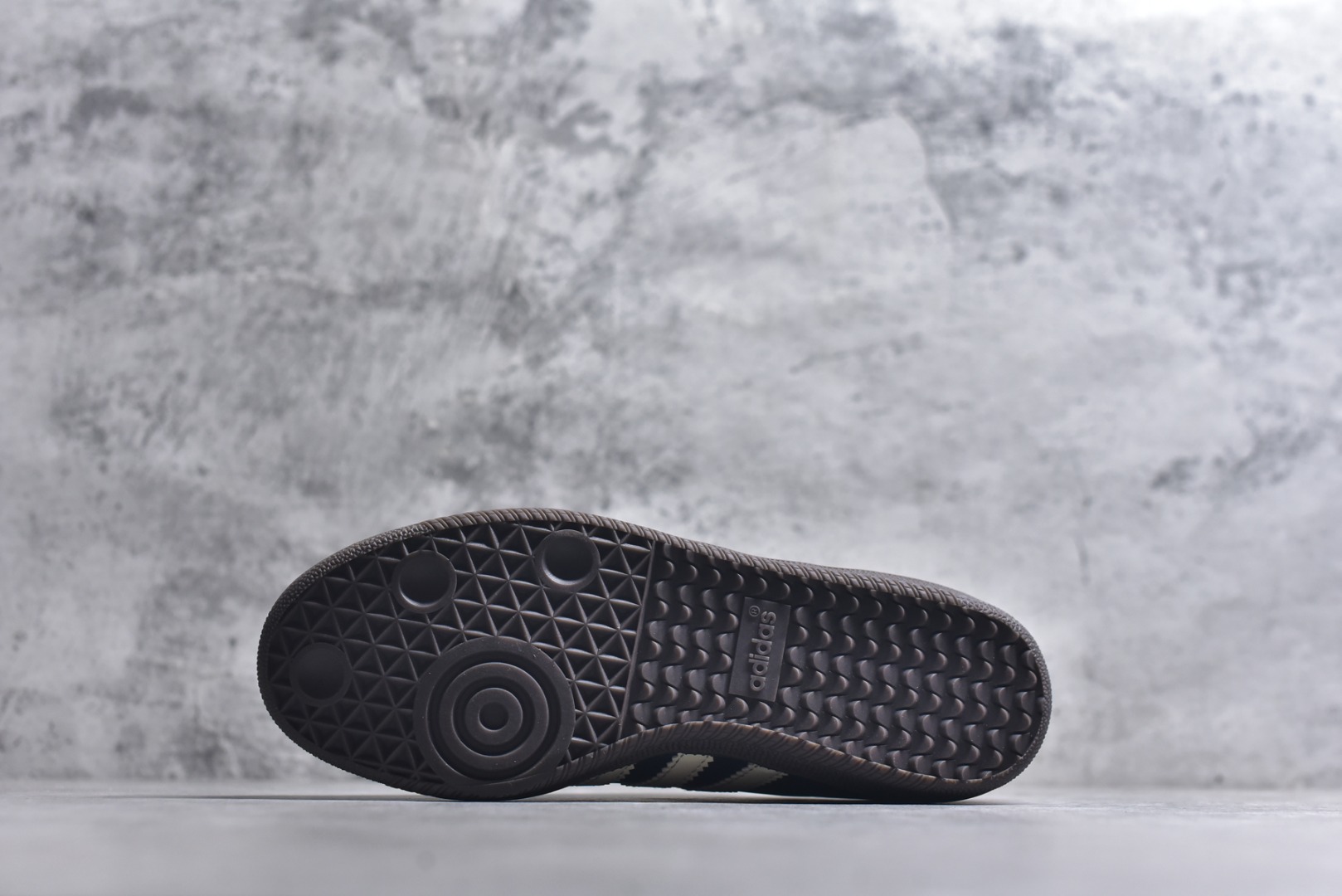 图片[6]-#AD Original Samba 复古经典轻便板鞋 ID2056 头层牛皮加持 正确烫金高频细节 原装纳米超迁皮料 独家私模橡胶大底 原盒原配 这款桑巴鞋展示了高质量的工艺 带有装饰的超锁缝制和无缝的手感 柔软、柔软的皮革造型和标志性的3条纹完成了精致的外观 正规合身鞋带 鞋面上有绒面鞋垫 橡胶鞋底 享受正畸套筒软感 自50年代首次亮相以来就一直在赢得粉丝的青睐 尺码：36-45-选品中心