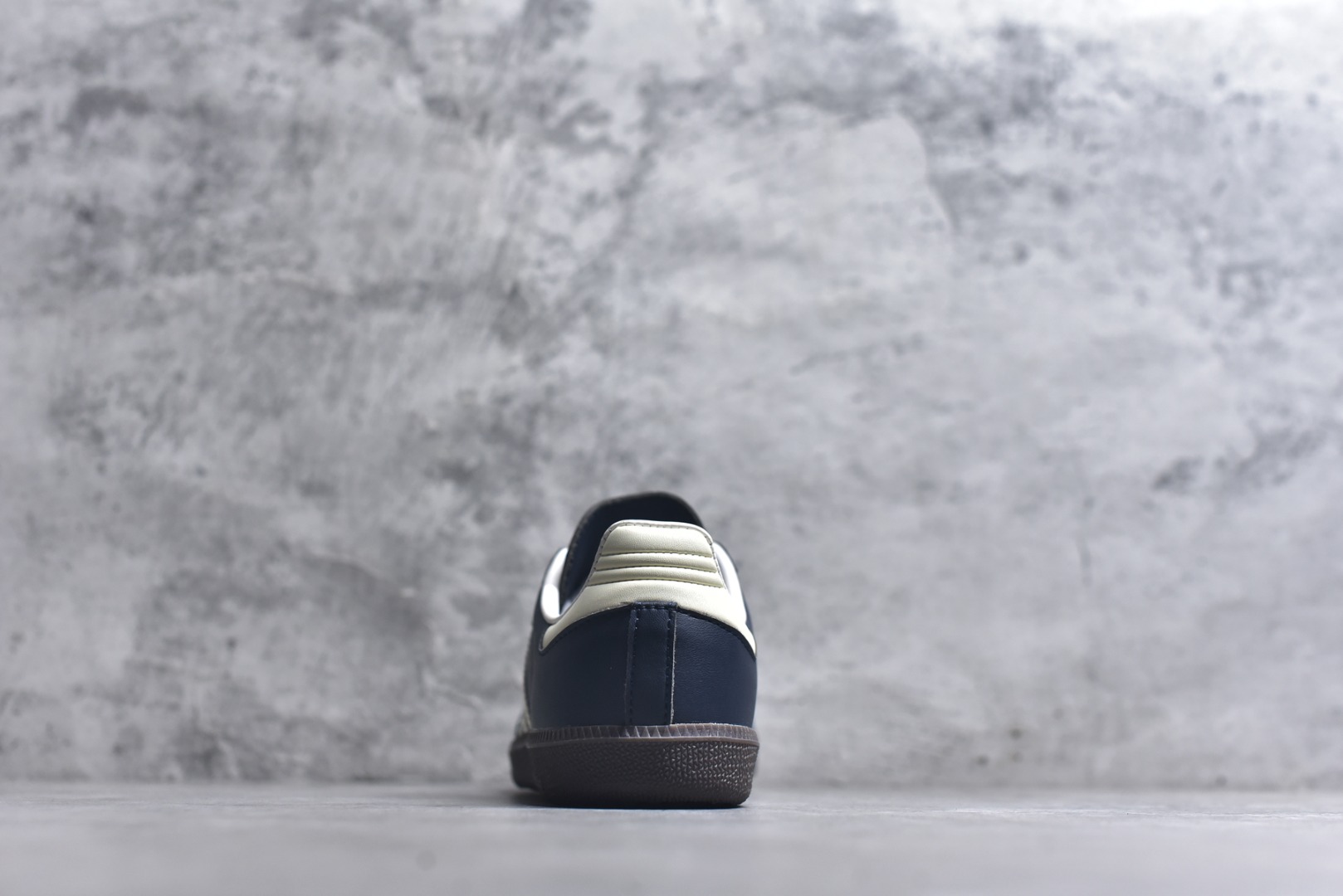 图片[5]-#AD Original Samba 复古经典轻便板鞋 ID2056 头层牛皮加持 正确烫金高频细节 原装纳米超迁皮料 独家私模橡胶大底 原盒原配 这款桑巴鞋展示了高质量的工艺 带有装饰的超锁缝制和无缝的手感 柔软、柔软的皮革造型和标志性的3条纹完成了精致的外观 正规合身鞋带 鞋面上有绒面鞋垫 橡胶鞋底 享受正畸套筒软感 自50年代首次亮相以来就一直在赢得粉丝的青睐 尺码：36-45-选品中心