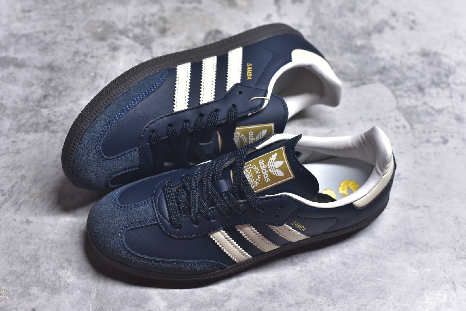 图片[7]-#AD Original Samba 复古经典轻便板鞋 ID2056 头层牛皮加持 正确烫金高频细节 原装纳米超迁皮料 独家私模橡胶大底 原盒原配 这款桑巴鞋展示了高质量的工艺 带有装饰的超锁缝制和无缝的手感 柔软、柔软的皮革造型和标志性的3条纹完成了精致的外观 正规合身鞋带 鞋面上有绒面鞋垫 橡胶鞋底 享受正畸套筒软感 自50年代首次亮相以来就一直在赢得粉丝的青睐 尺码：36-45-选品中心