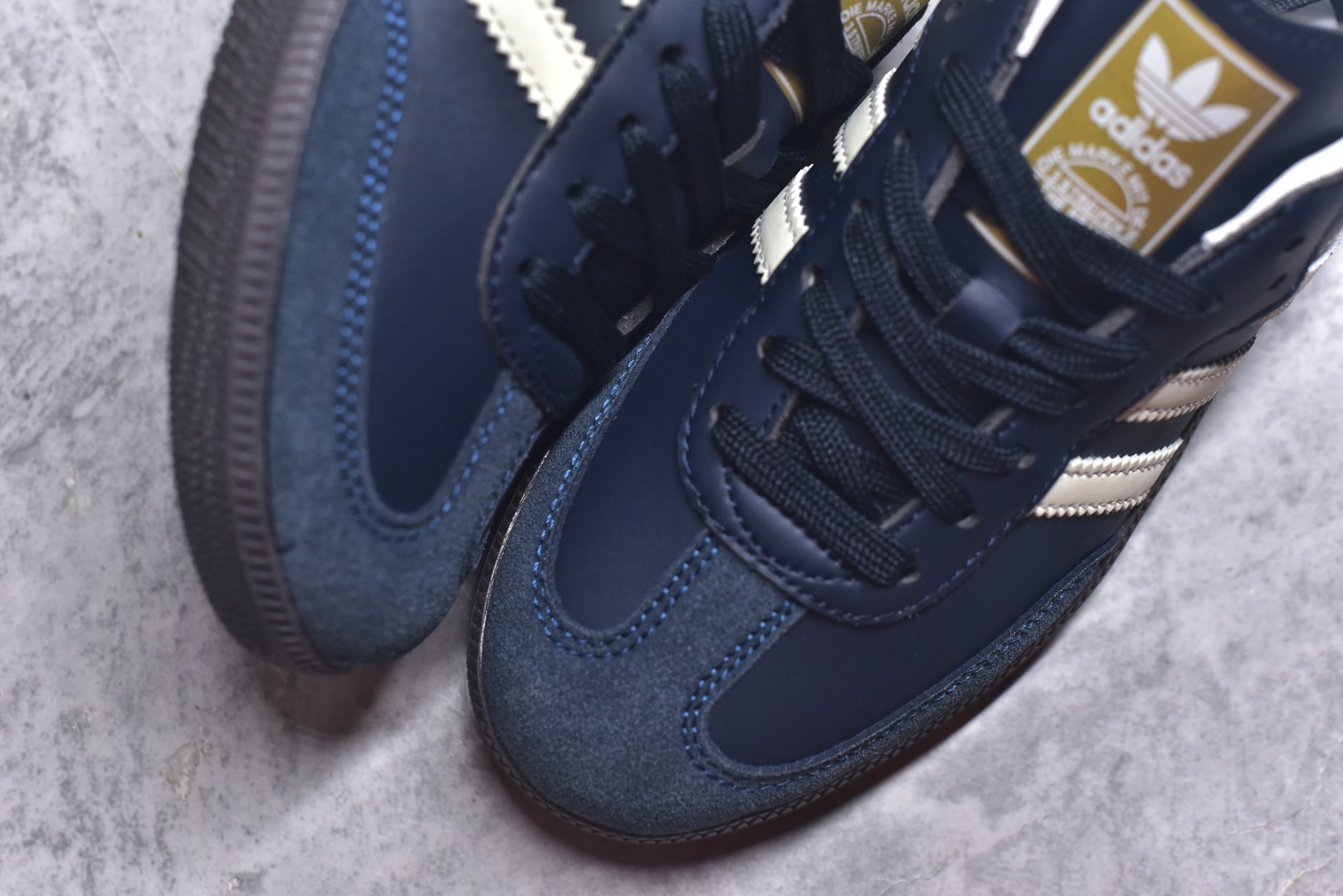 图片[8]-#AD Original Samba 复古经典轻便板鞋 ID2056 头层牛皮加持 正确烫金高频细节 原装纳米超迁皮料 独家私模橡胶大底 原盒原配 这款桑巴鞋展示了高质量的工艺 带有装饰的超锁缝制和无缝的手感 柔软、柔软的皮革造型和标志性的3条纹完成了精致的外观 正规合身鞋带 鞋面上有绒面鞋垫 橡胶鞋底 享受正畸套筒软感 自50年代首次亮相以来就一直在赢得粉丝的青睐 尺码：36-45-选品中心