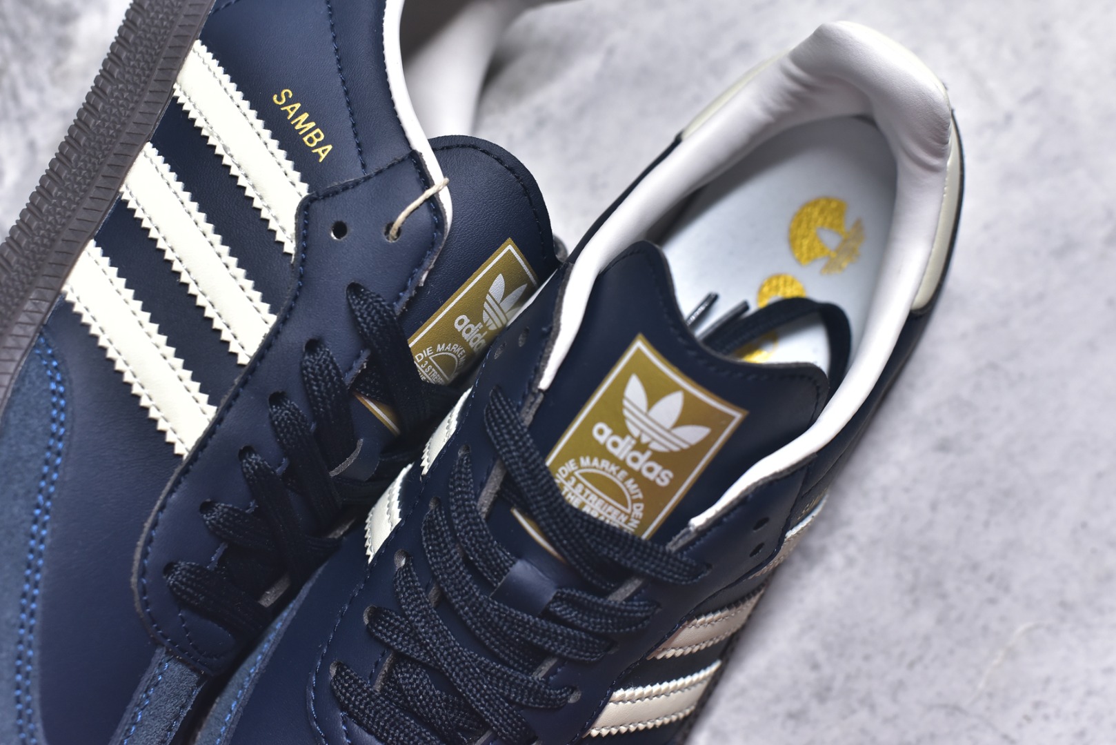 图片[9]-#AD Original Samba 复古经典轻便板鞋 ID2056 头层牛皮加持 正确烫金高频细节 原装纳米超迁皮料 独家私模橡胶大底 原盒原配 这款桑巴鞋展示了高质量的工艺 带有装饰的超锁缝制和无缝的手感 柔软、柔软的皮革造型和标志性的3条纹完成了精致的外观 正规合身鞋带 鞋面上有绒面鞋垫 橡胶鞋底 享受正畸套筒软感 自50年代首次亮相以来就一直在赢得粉丝的青睐 尺码：36-45-选品中心
