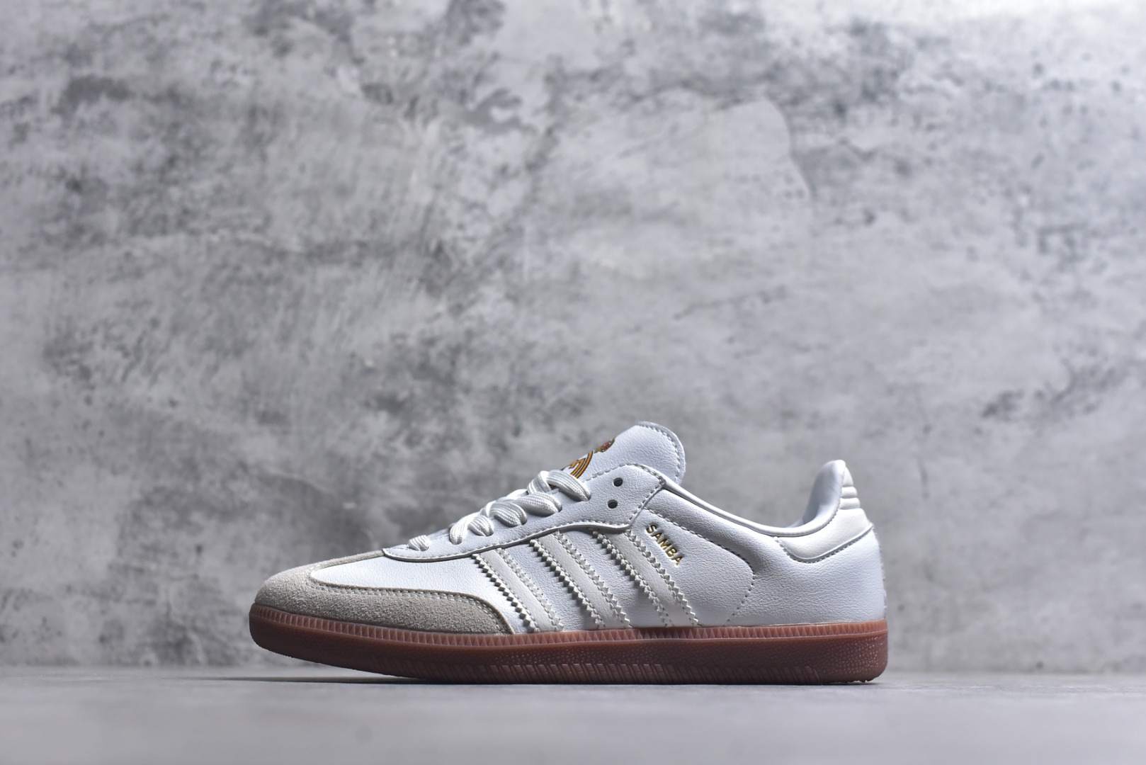 #AD Original Samba 复古经典轻便板鞋HQ7032 这款桑巴鞋展示了高质量的工艺 带有装饰的超锁缝制和无缝的手感 柔软、柔软的皮革造型和标志性的3条纹完成了精致的外观 正规合身鞋带 鞋面上有绒面鞋垫 橡胶鞋底 享受正畸套筒软感 自50年代首次亮相以来就一直在赢得粉丝的青睐 尺码：36-45-选品中心