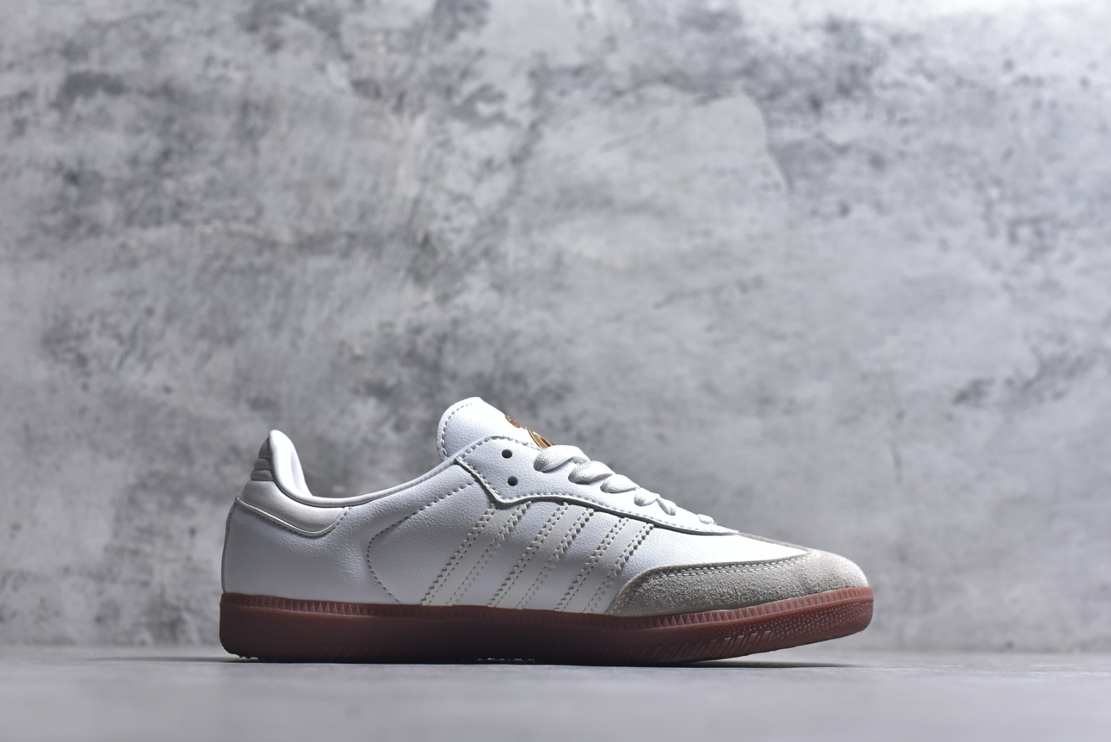 图片[3]-#AD Original Samba 复古经典轻便板鞋HQ7032 这款桑巴鞋展示了高质量的工艺 带有装饰的超锁缝制和无缝的手感 柔软、柔软的皮革造型和标志性的3条纹完成了精致的外观 正规合身鞋带 鞋面上有绒面鞋垫 橡胶鞋底 享受正畸套筒软感 自50年代首次亮相以来就一直在赢得粉丝的青睐 尺码：36-45-选品中心