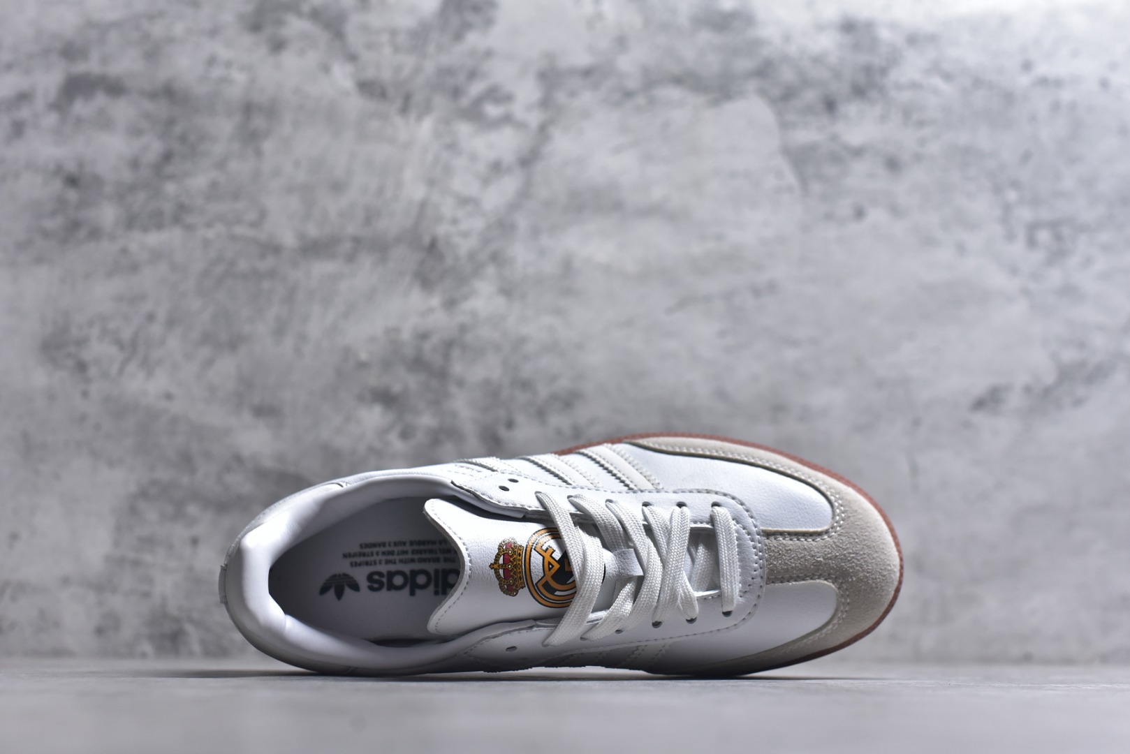 图片[4]-#AD Original Samba 复古经典轻便板鞋HQ7032 这款桑巴鞋展示了高质量的工艺 带有装饰的超锁缝制和无缝的手感 柔软、柔软的皮革造型和标志性的3条纹完成了精致的外观 正规合身鞋带 鞋面上有绒面鞋垫 橡胶鞋底 享受正畸套筒软感 自50年代首次亮相以来就一直在赢得粉丝的青睐 尺码：36-45-选品中心