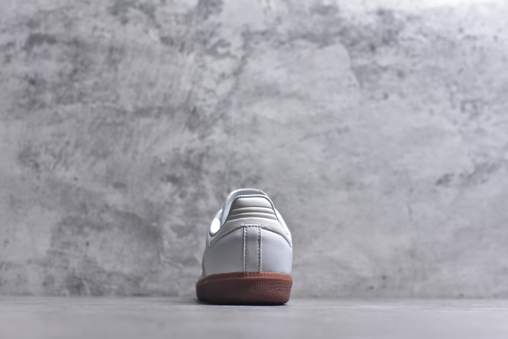 图片[5]-#AD Original Samba 复古经典轻便板鞋HQ7032 这款桑巴鞋展示了高质量的工艺 带有装饰的超锁缝制和无缝的手感 柔软、柔软的皮革造型和标志性的3条纹完成了精致的外观 正规合身鞋带 鞋面上有绒面鞋垫 橡胶鞋底 享受正畸套筒软感 自50年代首次亮相以来就一直在赢得粉丝的青睐 尺码：36-45-选品中心