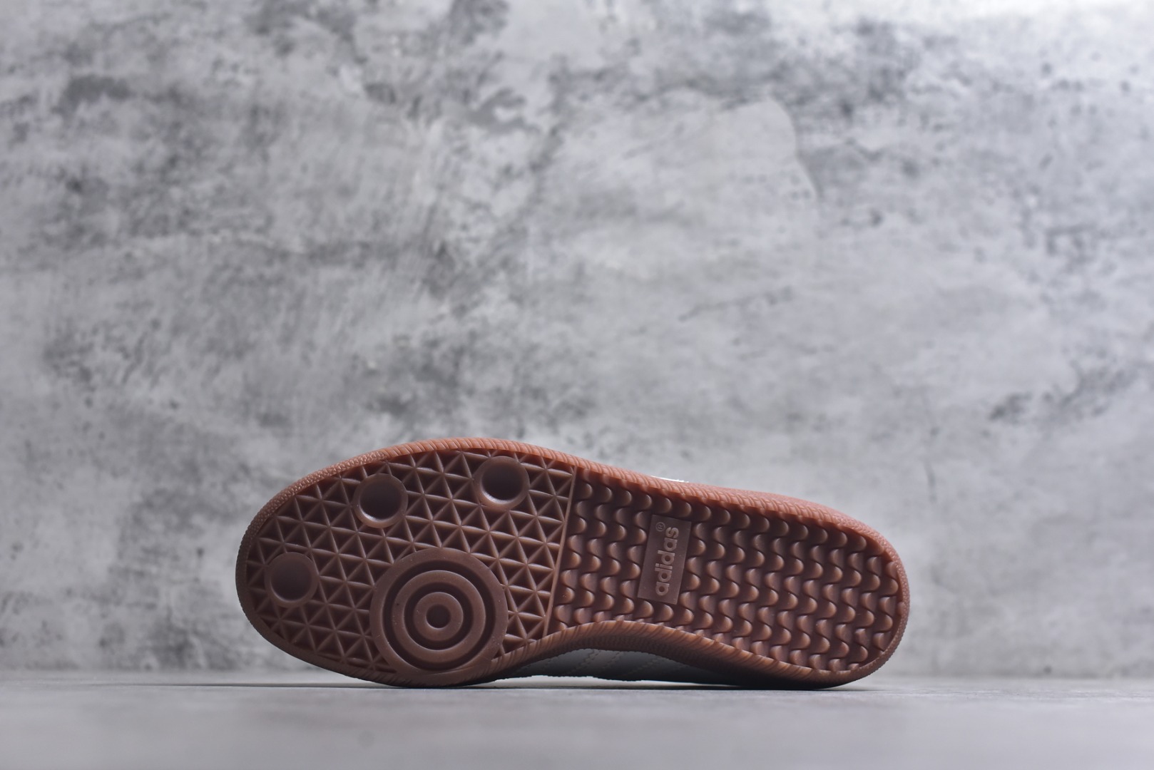 图片[6]-#AD Original Samba 复古经典轻便板鞋HQ7032 这款桑巴鞋展示了高质量的工艺 带有装饰的超锁缝制和无缝的手感 柔软、柔软的皮革造型和标志性的3条纹完成了精致的外观 正规合身鞋带 鞋面上有绒面鞋垫 橡胶鞋底 享受正畸套筒软感 自50年代首次亮相以来就一直在赢得粉丝的青睐 尺码：36-45-选品中心