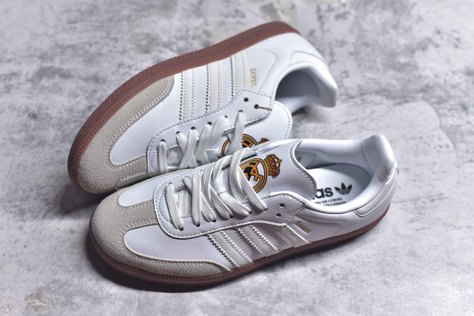 图片[7]-#AD Original Samba 复古经典轻便板鞋HQ7032 这款桑巴鞋展示了高质量的工艺 带有装饰的超锁缝制和无缝的手感 柔软、柔软的皮革造型和标志性的3条纹完成了精致的外观 正规合身鞋带 鞋面上有绒面鞋垫 橡胶鞋底 享受正畸套筒软感 自50年代首次亮相以来就一直在赢得粉丝的青睐 尺码：36-45-选品中心