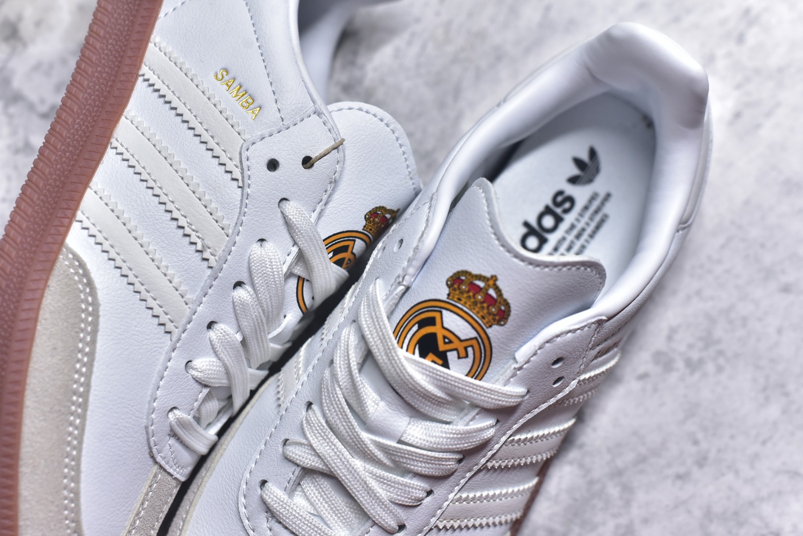 图片[9]-#AD Original Samba 复古经典轻便板鞋HQ7032 这款桑巴鞋展示了高质量的工艺 带有装饰的超锁缝制和无缝的手感 柔软、柔软的皮革造型和标志性的3条纹完成了精致的外观 正规合身鞋带 鞋面上有绒面鞋垫 橡胶鞋底 享受正畸套筒软感 自50年代首次亮相以来就一直在赢得粉丝的青睐 尺码：36-45-选品中心