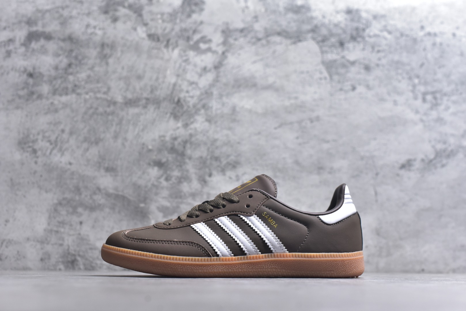 #AD Original Samba 复古经典轻便板鞋 IE6522 这款桑巴鞋展示了高质量的工艺 带有装饰的超锁缝制和无缝的手感 柔软、柔软的皮革造型和标志性的3条纹完成了精致的外观 正规合身鞋带 鞋面上有绒面鞋垫 橡胶鞋底 享受正畸套筒软感 自50年代首次亮相以来就一直在赢得粉丝的青睐 尺码：36-45-选品中心