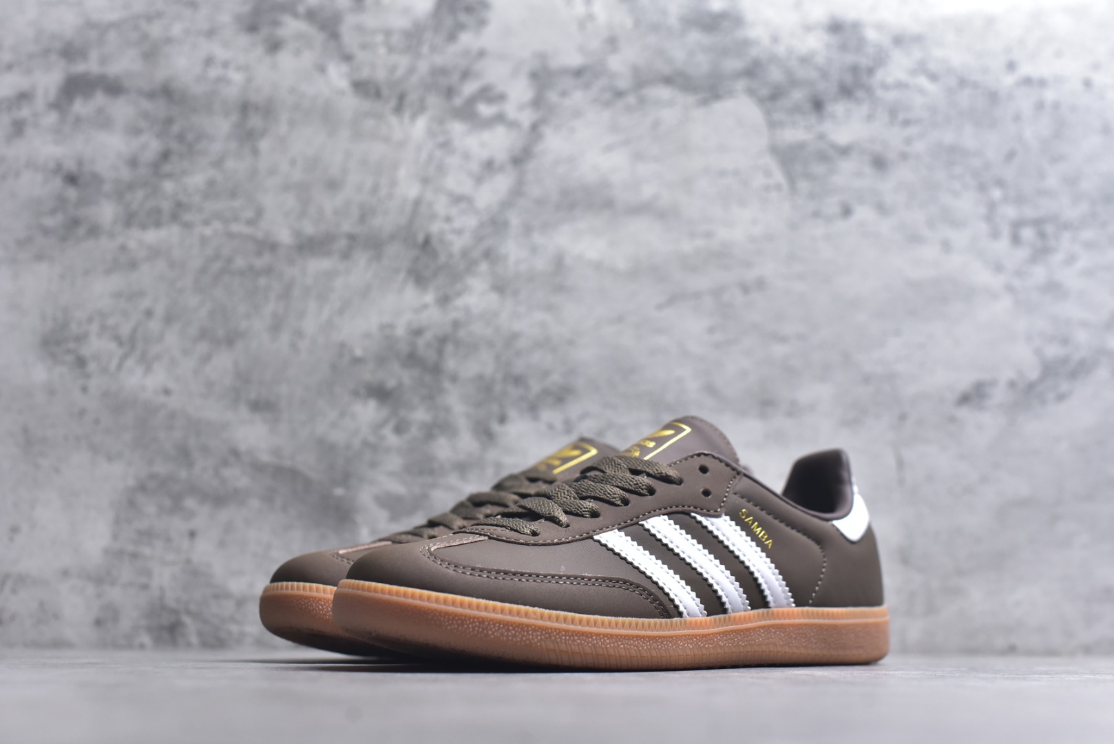 图片[2]-#AD Original Samba 复古经典轻便板鞋 IE6522 这款桑巴鞋展示了高质量的工艺 带有装饰的超锁缝制和无缝的手感 柔软、柔软的皮革造型和标志性的3条纹完成了精致的外观 正规合身鞋带 鞋面上有绒面鞋垫 橡胶鞋底 享受正畸套筒软感 自50年代首次亮相以来就一直在赢得粉丝的青睐 尺码：36-45-选品中心