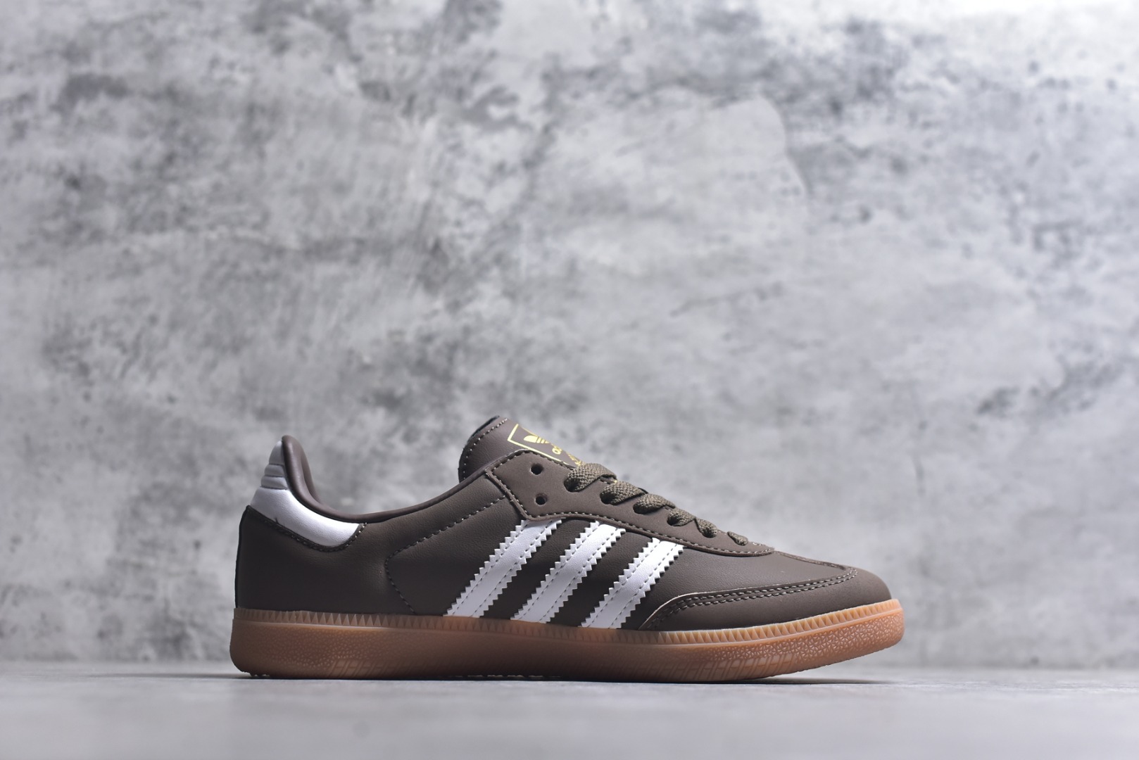 图片[3]-#AD Original Samba 复古经典轻便板鞋 IE6522 这款桑巴鞋展示了高质量的工艺 带有装饰的超锁缝制和无缝的手感 柔软、柔软的皮革造型和标志性的3条纹完成了精致的外观 正规合身鞋带 鞋面上有绒面鞋垫 橡胶鞋底 享受正畸套筒软感 自50年代首次亮相以来就一直在赢得粉丝的青睐 尺码：36-45-选品中心