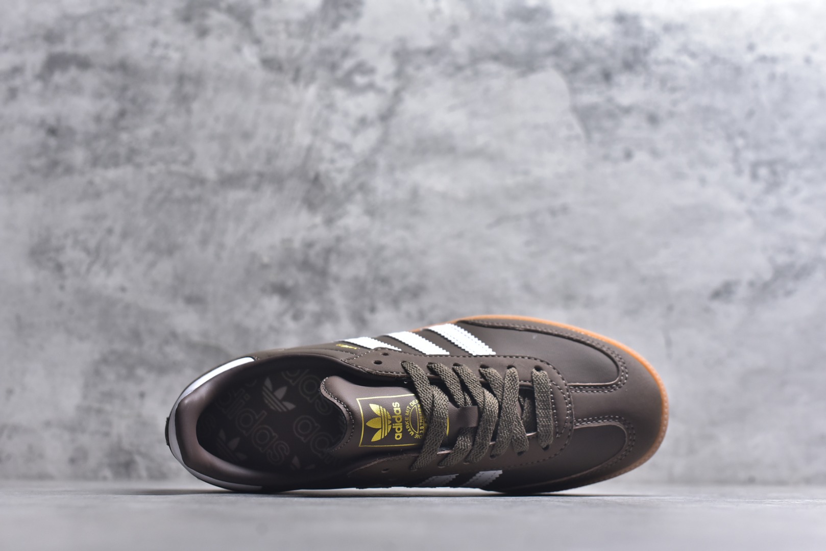 图片[4]-#AD Original Samba 复古经典轻便板鞋 IE6522 这款桑巴鞋展示了高质量的工艺 带有装饰的超锁缝制和无缝的手感 柔软、柔软的皮革造型和标志性的3条纹完成了精致的外观 正规合身鞋带 鞋面上有绒面鞋垫 橡胶鞋底 享受正畸套筒软感 自50年代首次亮相以来就一直在赢得粉丝的青睐 尺码：36-45-选品中心