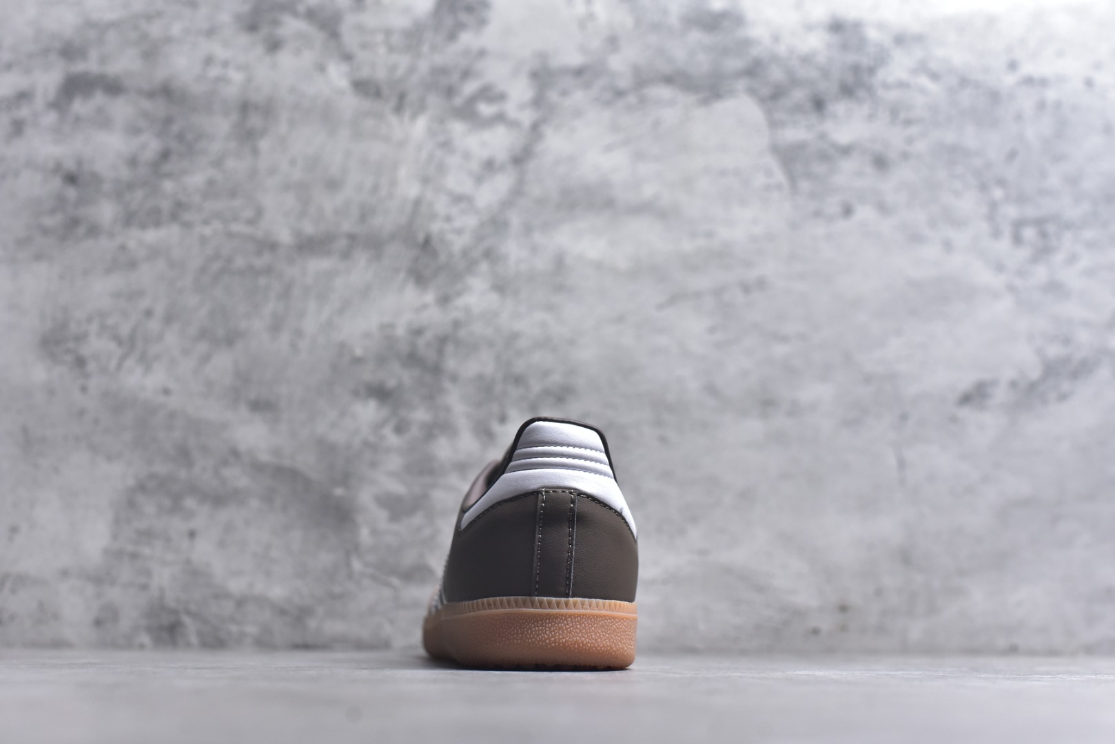 图片[5]-#AD Original Samba 复古经典轻便板鞋 IE6522 这款桑巴鞋展示了高质量的工艺 带有装饰的超锁缝制和无缝的手感 柔软、柔软的皮革造型和标志性的3条纹完成了精致的外观 正规合身鞋带 鞋面上有绒面鞋垫 橡胶鞋底 享受正畸套筒软感 自50年代首次亮相以来就一直在赢得粉丝的青睐 尺码：36-45-选品中心