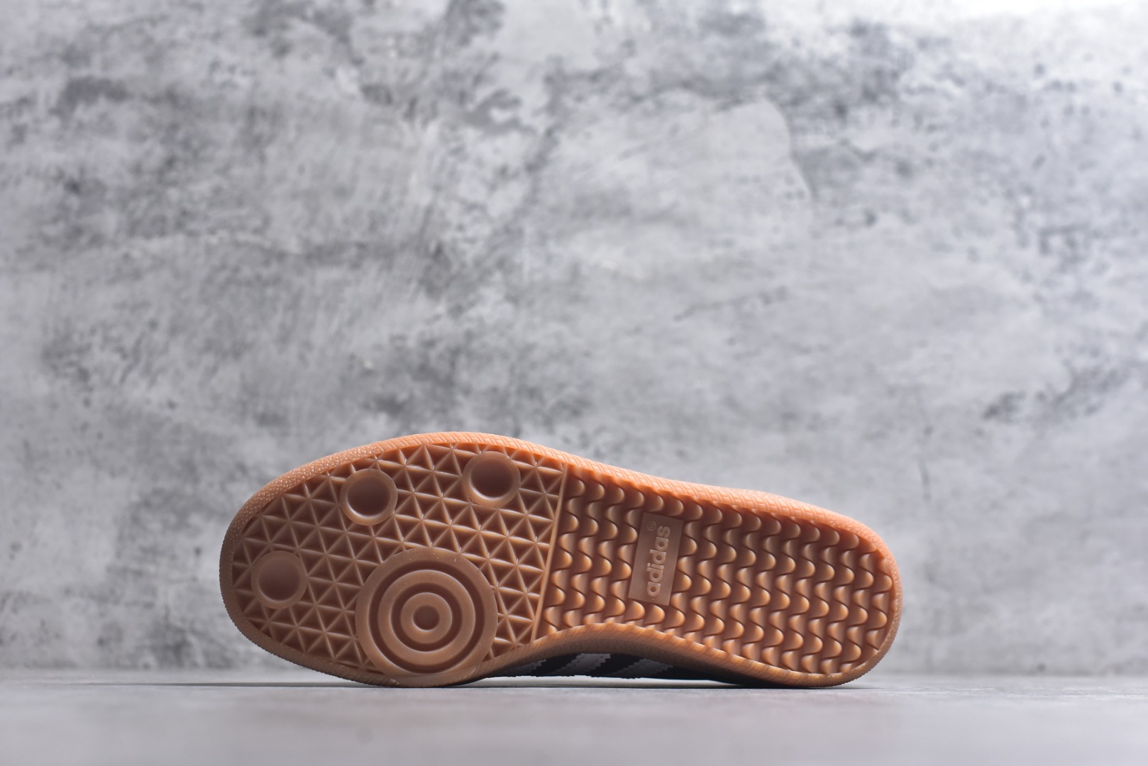 图片[6]-#AD Original Samba 复古经典轻便板鞋 IE6522 这款桑巴鞋展示了高质量的工艺 带有装饰的超锁缝制和无缝的手感 柔软、柔软的皮革造型和标志性的3条纹完成了精致的外观 正规合身鞋带 鞋面上有绒面鞋垫 橡胶鞋底 享受正畸套筒软感 自50年代首次亮相以来就一直在赢得粉丝的青睐 尺码：36-45-选品中心