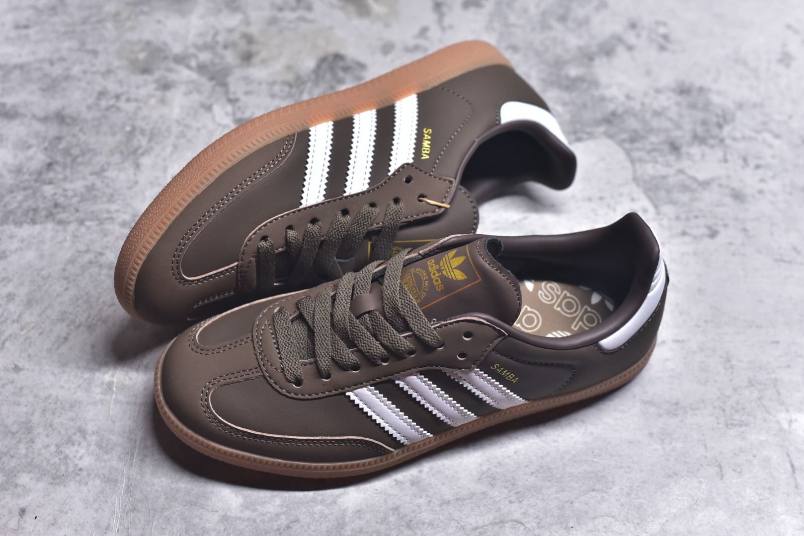 图片[7]-#AD Original Samba 复古经典轻便板鞋 IE6522 这款桑巴鞋展示了高质量的工艺 带有装饰的超锁缝制和无缝的手感 柔软、柔软的皮革造型和标志性的3条纹完成了精致的外观 正规合身鞋带 鞋面上有绒面鞋垫 橡胶鞋底 享受正畸套筒软感 自50年代首次亮相以来就一直在赢得粉丝的青睐 尺码：36-45-选品中心