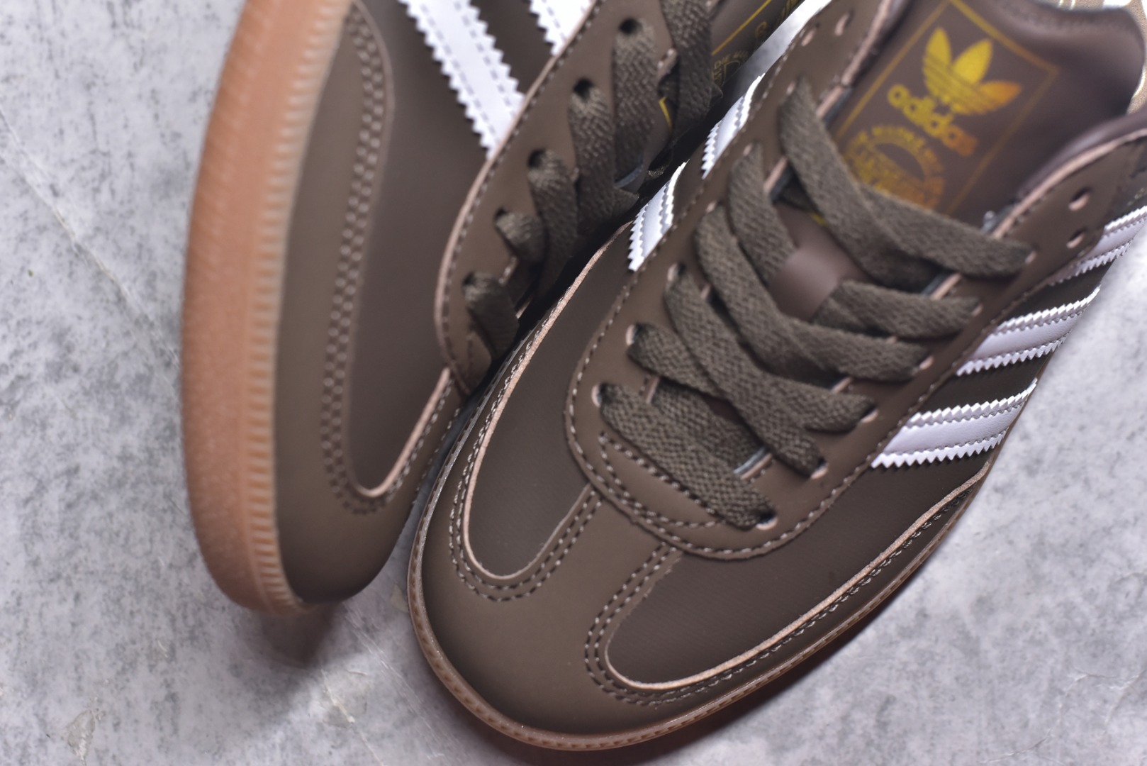 图片[8]-#AD Original Samba 复古经典轻便板鞋 IE6522 这款桑巴鞋展示了高质量的工艺 带有装饰的超锁缝制和无缝的手感 柔软、柔软的皮革造型和标志性的3条纹完成了精致的外观 正规合身鞋带 鞋面上有绒面鞋垫 橡胶鞋底 享受正畸套筒软感 自50年代首次亮相以来就一直在赢得粉丝的青睐 尺码：36-45-选品中心