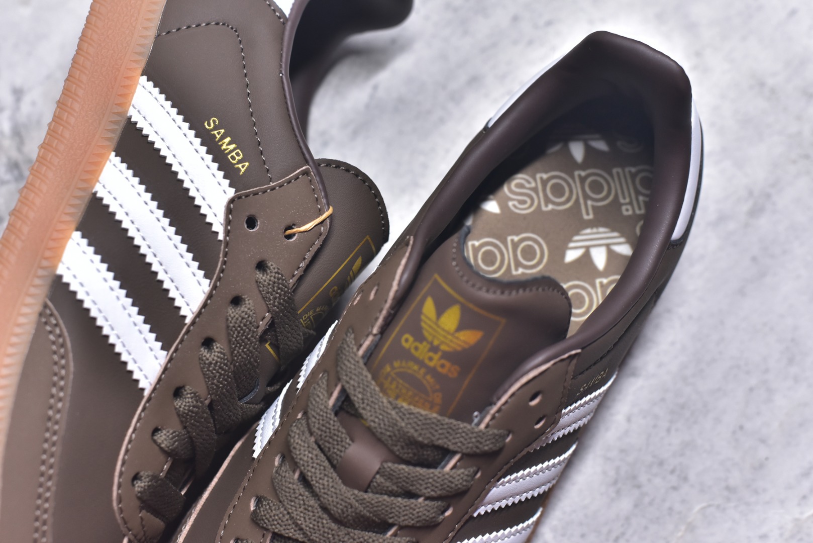 图片[9]-#AD Original Samba 复古经典轻便板鞋 IE6522 这款桑巴鞋展示了高质量的工艺 带有装饰的超锁缝制和无缝的手感 柔软、柔软的皮革造型和标志性的3条纹完成了精致的外观 正规合身鞋带 鞋面上有绒面鞋垫 橡胶鞋底 享受正畸套筒软感 自50年代首次亮相以来就一直在赢得粉丝的青睐 尺码：36-45-选品中心