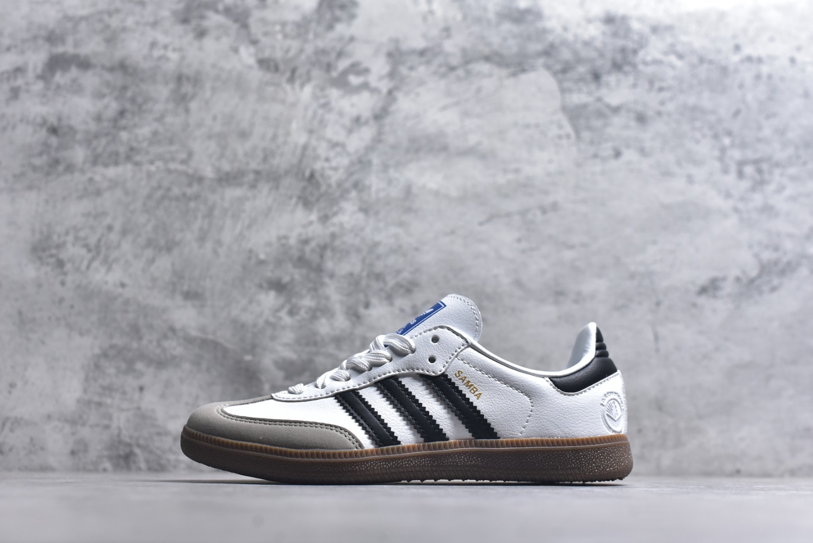 #AD Original Samba 复古经典轻便板鞋 白黑灰 FW2427 口碑大厂出品 品控大底版型不断改良更新 全套原纸板楦头开发 确保原汁原味 完美呈现桑巴版型 一比一鞋头弧度高度鞋身弧度 此版本只针对中端市场 皮料材质有所更替 其他数据细节工艺流程均保持一致 绝不口嗨 细节品控鞋型随意对比 正确烫金高频细节 原装纳米超迁皮料 独家私模橡胶大底 原盒原配 这款桑巴鞋展示了高质量的工艺 带有装饰的超锁缝制和无缝的手感 柔软、柔软的皮革造型和标志性的3条纹完成了精致的外观 正规合身鞋带 鞋面上有绒面鞋垫 橡胶鞋底 享受正畸套筒软感 自50年代首次亮相以来就一直在赢得粉丝的青睐 尺码：36-45-选品中心