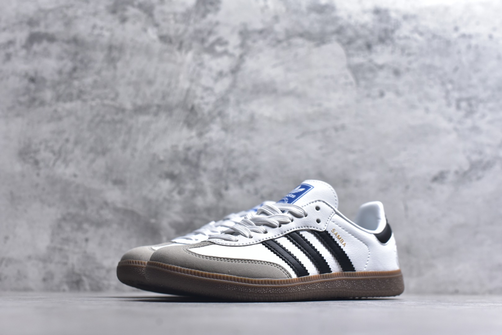 图片[2]-#AD Original Samba 复古经典轻便板鞋 白黑灰 FW2427 口碑大厂出品 品控大底版型不断改良更新 全套原纸板楦头开发 确保原汁原味 完美呈现桑巴版型 一比一鞋头弧度高度鞋身弧度 此版本只针对中端市场 皮料材质有所更替 其他数据细节工艺流程均保持一致 绝不口嗨 细节品控鞋型随意对比 正确烫金高频细节 原装纳米超迁皮料 独家私模橡胶大底 原盒原配 这款桑巴鞋展示了高质量的工艺 带有装饰的超锁缝制和无缝的手感 柔软、柔软的皮革造型和标志性的3条纹完成了精致的外观 正规合身鞋带 鞋面上有绒面鞋垫 橡胶鞋底 享受正畸套筒软感 自50年代首次亮相以来就一直在赢得粉丝的青睐 尺码：36-45-选品中心