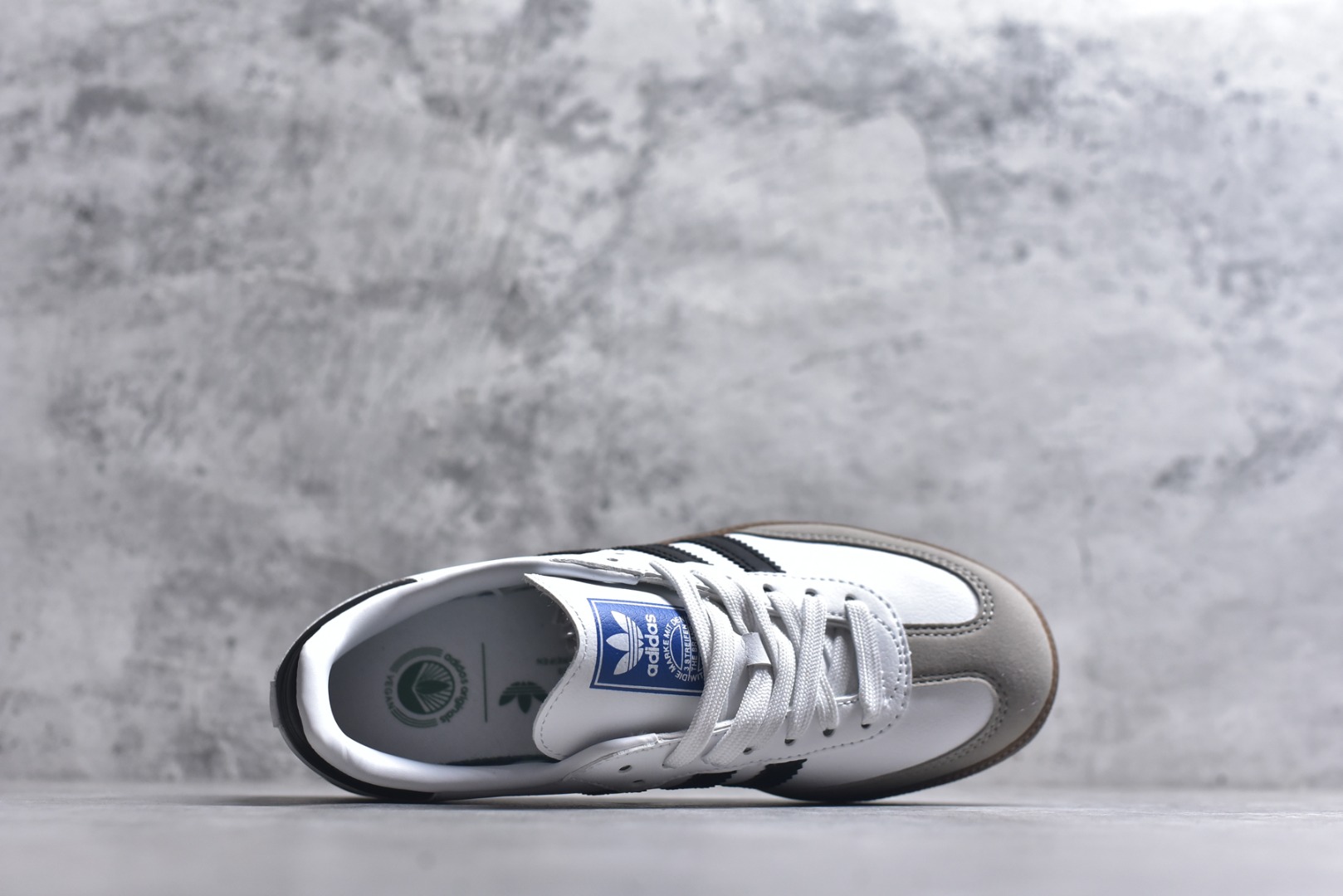 图片[4]-#AD Original Samba 复古经典轻便板鞋 白黑灰 FW2427 口碑大厂出品 品控大底版型不断改良更新 全套原纸板楦头开发 确保原汁原味 完美呈现桑巴版型 一比一鞋头弧度高度鞋身弧度 此版本只针对中端市场 皮料材质有所更替 其他数据细节工艺流程均保持一致 绝不口嗨 细节品控鞋型随意对比 正确烫金高频细节 原装纳米超迁皮料 独家私模橡胶大底 原盒原配 这款桑巴鞋展示了高质量的工艺 带有装饰的超锁缝制和无缝的手感 柔软、柔软的皮革造型和标志性的3条纹完成了精致的外观 正规合身鞋带 鞋面上有绒面鞋垫 橡胶鞋底 享受正畸套筒软感 自50年代首次亮相以来就一直在赢得粉丝的青睐 尺码：36-45-选品中心