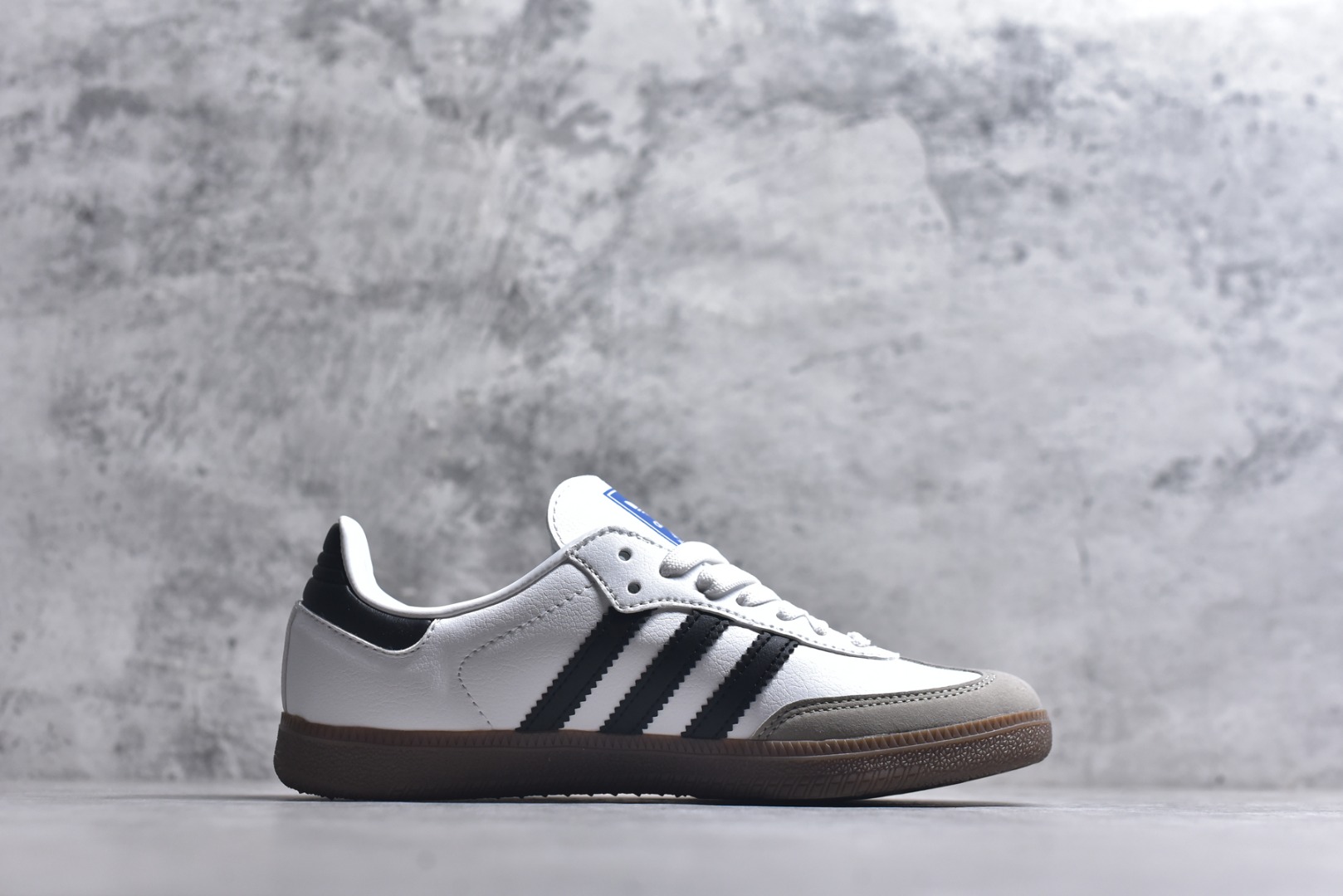 图片[3]-#AD Original Samba 复古经典轻便板鞋 白黑灰 FW2427 口碑大厂出品 品控大底版型不断改良更新 全套原纸板楦头开发 确保原汁原味 完美呈现桑巴版型 一比一鞋头弧度高度鞋身弧度 此版本只针对中端市场 皮料材质有所更替 其他数据细节工艺流程均保持一致 绝不口嗨 细节品控鞋型随意对比 正确烫金高频细节 原装纳米超迁皮料 独家私模橡胶大底 原盒原配 这款桑巴鞋展示了高质量的工艺 带有装饰的超锁缝制和无缝的手感 柔软、柔软的皮革造型和标志性的3条纹完成了精致的外观 正规合身鞋带 鞋面上有绒面鞋垫 橡胶鞋底 享受正畸套筒软感 自50年代首次亮相以来就一直在赢得粉丝的青睐 尺码：36-45-选品中心