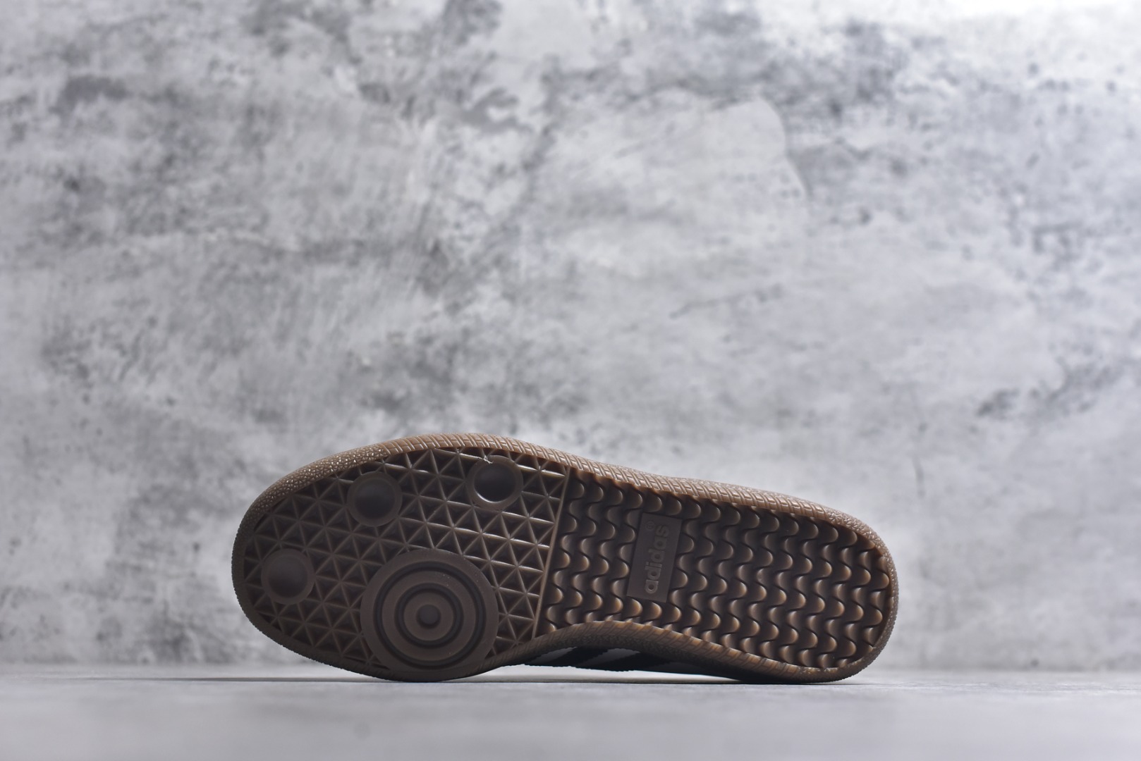 图片[6]-#AD Original Samba 复古经典轻便板鞋 白黑灰 FW2427 口碑大厂出品 品控大底版型不断改良更新 全套原纸板楦头开发 确保原汁原味 完美呈现桑巴版型 一比一鞋头弧度高度鞋身弧度 此版本只针对中端市场 皮料材质有所更替 其他数据细节工艺流程均保持一致 绝不口嗨 细节品控鞋型随意对比 正确烫金高频细节 原装纳米超迁皮料 独家私模橡胶大底 原盒原配 这款桑巴鞋展示了高质量的工艺 带有装饰的超锁缝制和无缝的手感 柔软、柔软的皮革造型和标志性的3条纹完成了精致的外观 正规合身鞋带 鞋面上有绒面鞋垫 橡胶鞋底 享受正畸套筒软感 自50年代首次亮相以来就一直在赢得粉丝的青睐 尺码：36-45-选品中心