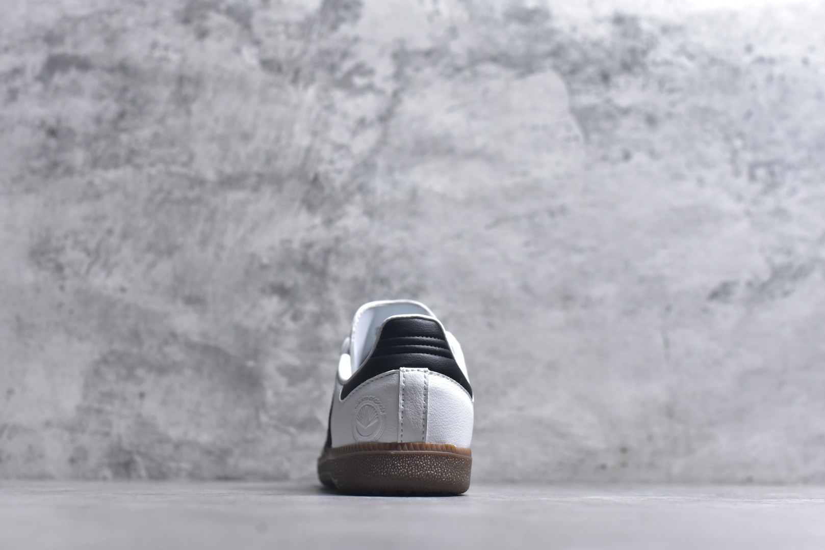 图片[5]-#AD Original Samba 复古经典轻便板鞋 白黑灰 FW2427 口碑大厂出品 品控大底版型不断改良更新 全套原纸板楦头开发 确保原汁原味 完美呈现桑巴版型 一比一鞋头弧度高度鞋身弧度 此版本只针对中端市场 皮料材质有所更替 其他数据细节工艺流程均保持一致 绝不口嗨 细节品控鞋型随意对比 正确烫金高频细节 原装纳米超迁皮料 独家私模橡胶大底 原盒原配 这款桑巴鞋展示了高质量的工艺 带有装饰的超锁缝制和无缝的手感 柔软、柔软的皮革造型和标志性的3条纹完成了精致的外观 正规合身鞋带 鞋面上有绒面鞋垫 橡胶鞋底 享受正畸套筒软感 自50年代首次亮相以来就一直在赢得粉丝的青睐 尺码：36-45-选品中心