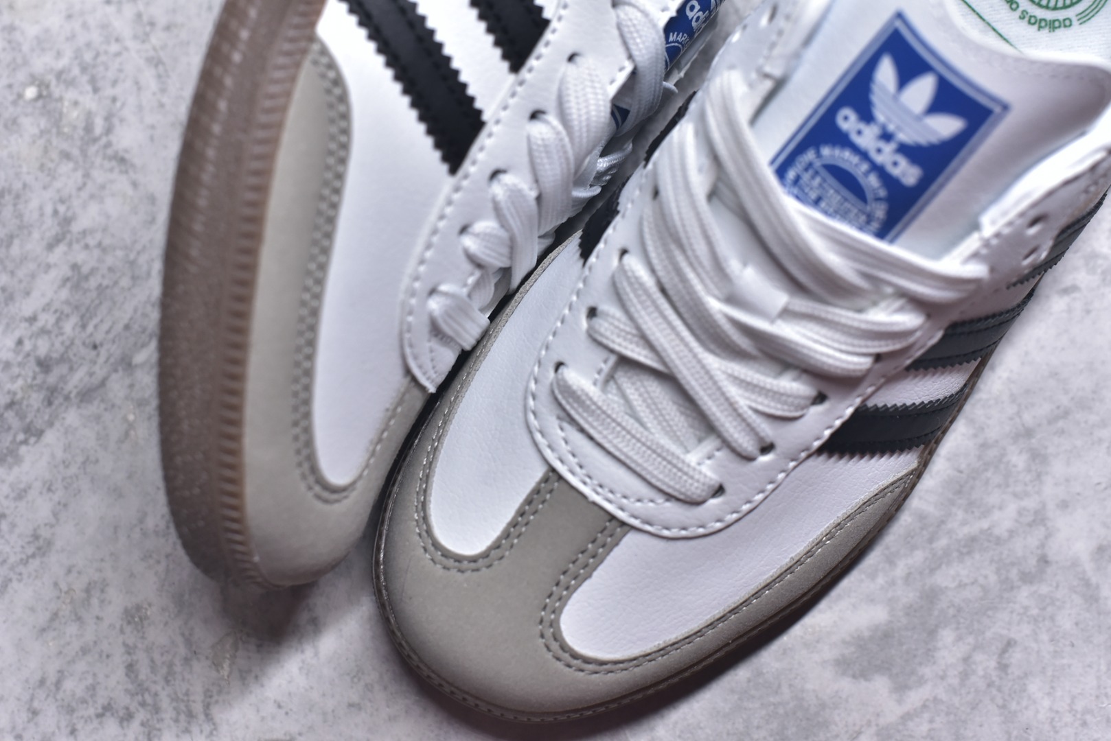 图片[8]-#AD Original Samba 复古经典轻便板鞋 白黑灰 FW2427 口碑大厂出品 品控大底版型不断改良更新 全套原纸板楦头开发 确保原汁原味 完美呈现桑巴版型 一比一鞋头弧度高度鞋身弧度 此版本只针对中端市场 皮料材质有所更替 其他数据细节工艺流程均保持一致 绝不口嗨 细节品控鞋型随意对比 正确烫金高频细节 原装纳米超迁皮料 独家私模橡胶大底 原盒原配 这款桑巴鞋展示了高质量的工艺 带有装饰的超锁缝制和无缝的手感 柔软、柔软的皮革造型和标志性的3条纹完成了精致的外观 正规合身鞋带 鞋面上有绒面鞋垫 橡胶鞋底 享受正畸套筒软感 自50年代首次亮相以来就一直在赢得粉丝的青睐 尺码：36-45-选品中心