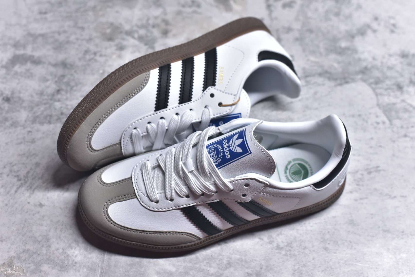 图片[7]-#AD Original Samba 复古经典轻便板鞋 白黑灰 FW2427 口碑大厂出品 品控大底版型不断改良更新 全套原纸板楦头开发 确保原汁原味 完美呈现桑巴版型 一比一鞋头弧度高度鞋身弧度 此版本只针对中端市场 皮料材质有所更替 其他数据细节工艺流程均保持一致 绝不口嗨 细节品控鞋型随意对比 正确烫金高频细节 原装纳米超迁皮料 独家私模橡胶大底 原盒原配 这款桑巴鞋展示了高质量的工艺 带有装饰的超锁缝制和无缝的手感 柔软、柔软的皮革造型和标志性的3条纹完成了精致的外观 正规合身鞋带 鞋面上有绒面鞋垫 橡胶鞋底 享受正畸套筒软感 自50年代首次亮相以来就一直在赢得粉丝的青睐 尺码：36-45-选品中心