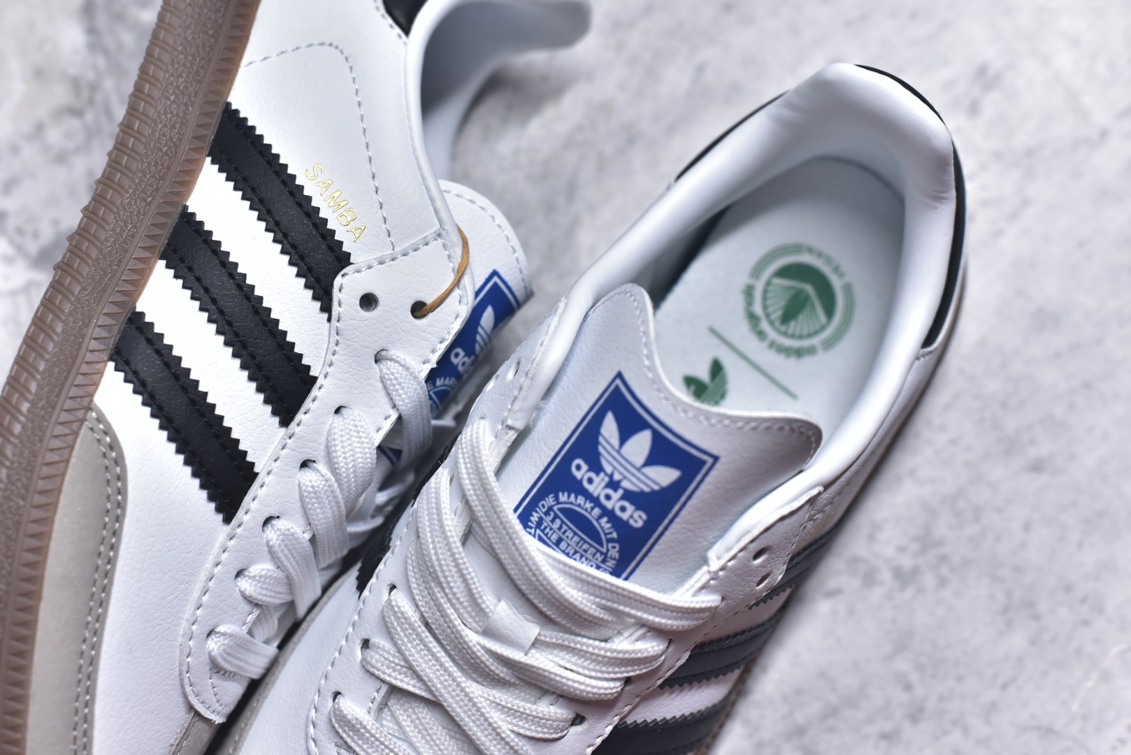 图片[9]-#AD Original Samba 复古经典轻便板鞋 白黑灰 FW2427 口碑大厂出品 品控大底版型不断改良更新 全套原纸板楦头开发 确保原汁原味 完美呈现桑巴版型 一比一鞋头弧度高度鞋身弧度 此版本只针对中端市场 皮料材质有所更替 其他数据细节工艺流程均保持一致 绝不口嗨 细节品控鞋型随意对比 正确烫金高频细节 原装纳米超迁皮料 独家私模橡胶大底 原盒原配 这款桑巴鞋展示了高质量的工艺 带有装饰的超锁缝制和无缝的手感 柔软、柔软的皮革造型和标志性的3条纹完成了精致的外观 正规合身鞋带 鞋面上有绒面鞋垫 橡胶鞋底 享受正畸套筒软感 自50年代首次亮相以来就一直在赢得粉丝的青睐 尺码：36-45-选品中心