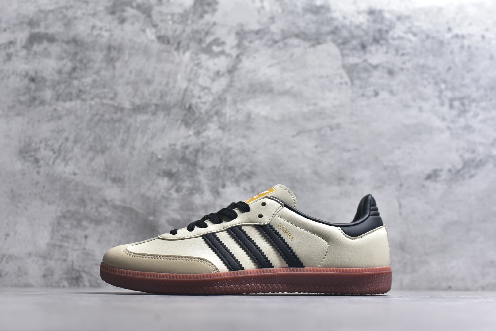 #AD Original Samba 复古经典轻便板鞋 米白黑 ID0478 口碑大厂出品 品控大底版型不断改良更新 全套原纸板楦头开发 确保原汁原味 完美呈现桑巴版型 一比一鞋头弧度高度鞋身弧度 此版本只针对中端市场 皮料材质有所更替 其他数据细节工艺流程均保持一致 绝不口嗨 细节品控鞋型随意对比 正确烫金高频细节 原装纳米超迁皮料 独家私模橡胶大底 原盒原配 这款桑巴鞋展示了高质量的工艺 带有装饰的超锁缝制和无缝的手感 柔软、柔软的皮革造型和标志性的3条纹完成了精致的外观 正规合身鞋带 鞋面上有绒面鞋垫 橡胶鞋底 享受正畸套筒软感 自50年代首次亮相以来就一直在赢得粉丝的青睐 尺码：36-45-选品中心