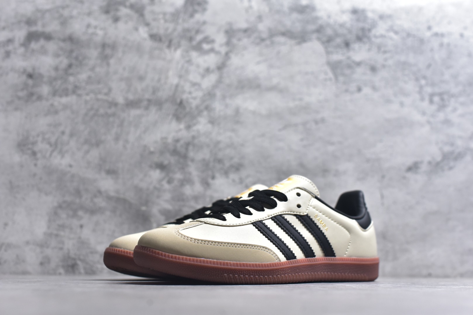 图片[2]-#AD Original Samba 复古经典轻便板鞋 米白黑 ID0478 口碑大厂出品 品控大底版型不断改良更新 全套原纸板楦头开发 确保原汁原味 完美呈现桑巴版型 一比一鞋头弧度高度鞋身弧度 此版本只针对中端市场 皮料材质有所更替 其他数据细节工艺流程均保持一致 绝不口嗨 细节品控鞋型随意对比 正确烫金高频细节 原装纳米超迁皮料 独家私模橡胶大底 原盒原配 这款桑巴鞋展示了高质量的工艺 带有装饰的超锁缝制和无缝的手感 柔软、柔软的皮革造型和标志性的3条纹完成了精致的外观 正规合身鞋带 鞋面上有绒面鞋垫 橡胶鞋底 享受正畸套筒软感 自50年代首次亮相以来就一直在赢得粉丝的青睐 尺码：36-45-选品中心