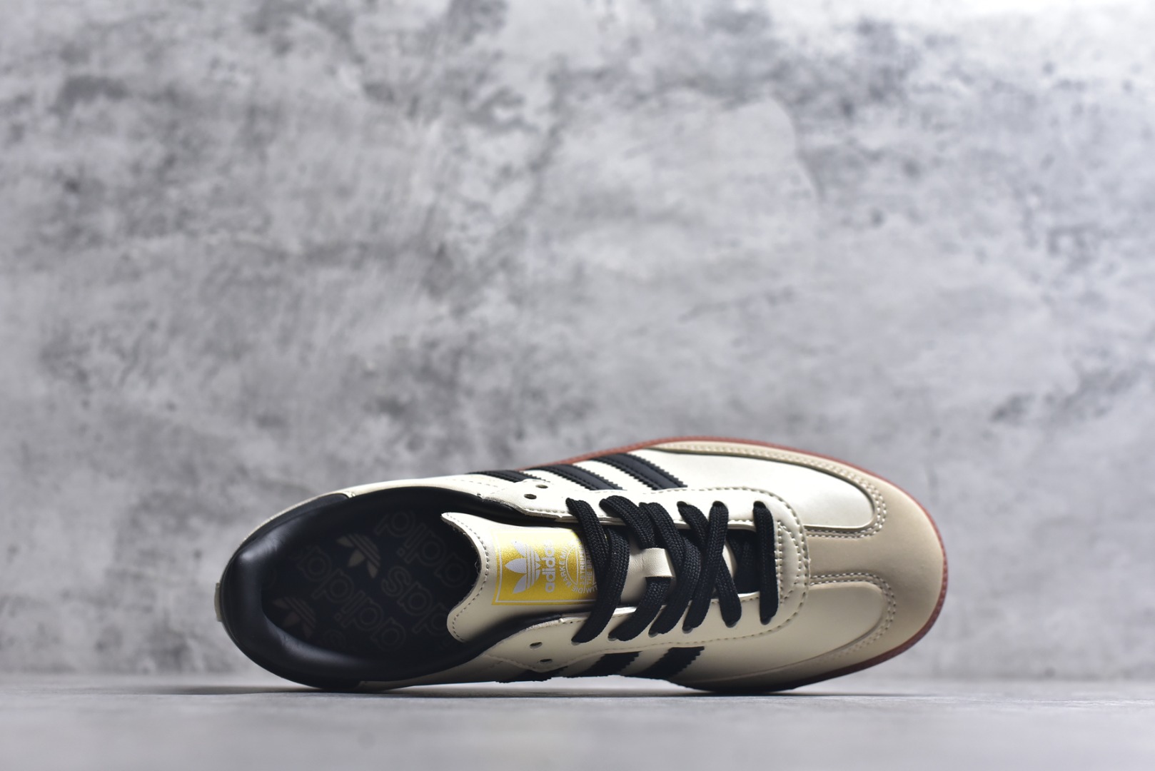 图片[4]-#AD Original Samba 复古经典轻便板鞋 米白黑 ID0478 口碑大厂出品 品控大底版型不断改良更新 全套原纸板楦头开发 确保原汁原味 完美呈现桑巴版型 一比一鞋头弧度高度鞋身弧度 此版本只针对中端市场 皮料材质有所更替 其他数据细节工艺流程均保持一致 绝不口嗨 细节品控鞋型随意对比 正确烫金高频细节 原装纳米超迁皮料 独家私模橡胶大底 原盒原配 这款桑巴鞋展示了高质量的工艺 带有装饰的超锁缝制和无缝的手感 柔软、柔软的皮革造型和标志性的3条纹完成了精致的外观 正规合身鞋带 鞋面上有绒面鞋垫 橡胶鞋底 享受正畸套筒软感 自50年代首次亮相以来就一直在赢得粉丝的青睐 尺码：36-45-选品中心