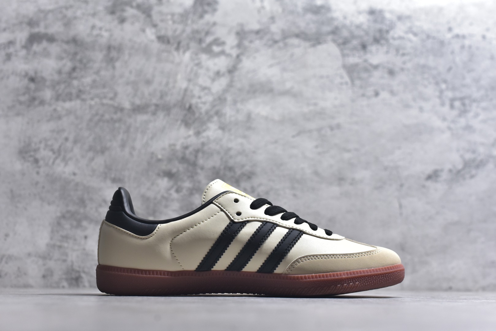 图片[3]-#AD Original Samba 复古经典轻便板鞋 米白黑 ID0478 口碑大厂出品 品控大底版型不断改良更新 全套原纸板楦头开发 确保原汁原味 完美呈现桑巴版型 一比一鞋头弧度高度鞋身弧度 此版本只针对中端市场 皮料材质有所更替 其他数据细节工艺流程均保持一致 绝不口嗨 细节品控鞋型随意对比 正确烫金高频细节 原装纳米超迁皮料 独家私模橡胶大底 原盒原配 这款桑巴鞋展示了高质量的工艺 带有装饰的超锁缝制和无缝的手感 柔软、柔软的皮革造型和标志性的3条纹完成了精致的外观 正规合身鞋带 鞋面上有绒面鞋垫 橡胶鞋底 享受正畸套筒软感 自50年代首次亮相以来就一直在赢得粉丝的青睐 尺码：36-45-选品中心