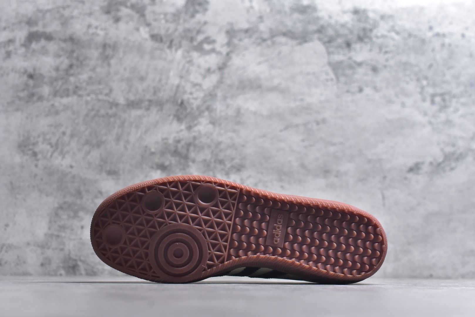 图片[6]-#AD Original Samba 复古经典轻便板鞋 米白黑 ID0478 口碑大厂出品 品控大底版型不断改良更新 全套原纸板楦头开发 确保原汁原味 完美呈现桑巴版型 一比一鞋头弧度高度鞋身弧度 此版本只针对中端市场 皮料材质有所更替 其他数据细节工艺流程均保持一致 绝不口嗨 细节品控鞋型随意对比 正确烫金高频细节 原装纳米超迁皮料 独家私模橡胶大底 原盒原配 这款桑巴鞋展示了高质量的工艺 带有装饰的超锁缝制和无缝的手感 柔软、柔软的皮革造型和标志性的3条纹完成了精致的外观 正规合身鞋带 鞋面上有绒面鞋垫 橡胶鞋底 享受正畸套筒软感 自50年代首次亮相以来就一直在赢得粉丝的青睐 尺码：36-45-选品中心