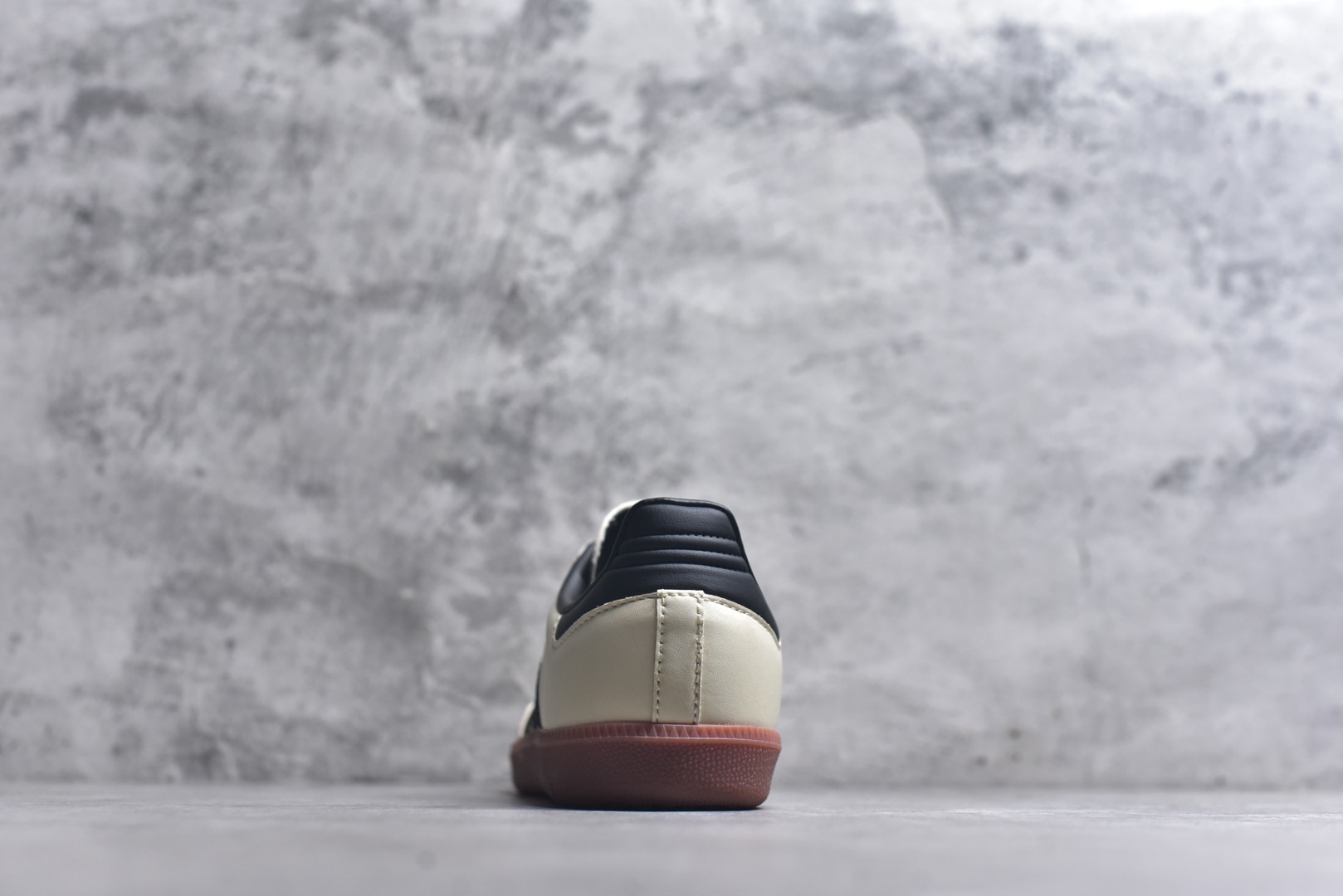 图片[5]-#AD Original Samba 复古经典轻便板鞋 米白黑 ID0478 口碑大厂出品 品控大底版型不断改良更新 全套原纸板楦头开发 确保原汁原味 完美呈现桑巴版型 一比一鞋头弧度高度鞋身弧度 此版本只针对中端市场 皮料材质有所更替 其他数据细节工艺流程均保持一致 绝不口嗨 细节品控鞋型随意对比 正确烫金高频细节 原装纳米超迁皮料 独家私模橡胶大底 原盒原配 这款桑巴鞋展示了高质量的工艺 带有装饰的超锁缝制和无缝的手感 柔软、柔软的皮革造型和标志性的3条纹完成了精致的外观 正规合身鞋带 鞋面上有绒面鞋垫 橡胶鞋底 享受正畸套筒软感 自50年代首次亮相以来就一直在赢得粉丝的青睐 尺码：36-45-选品中心