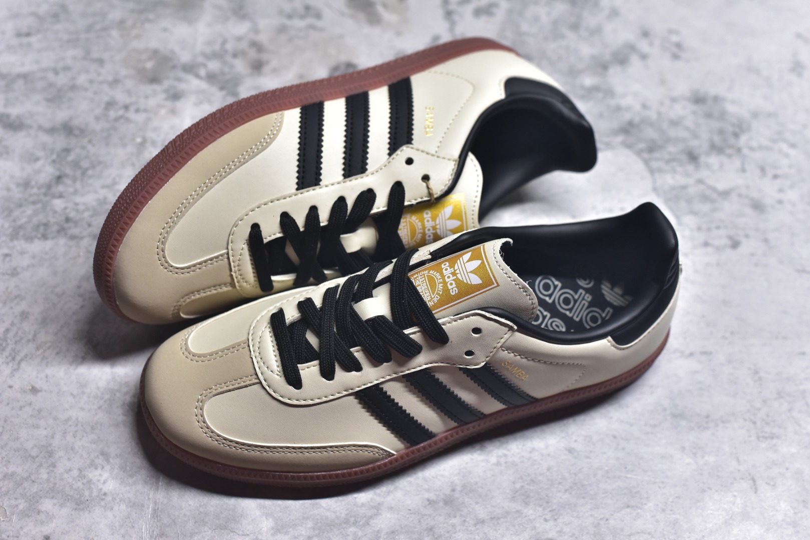 图片[7]-#AD Original Samba 复古经典轻便板鞋 米白黑 ID0478 口碑大厂出品 品控大底版型不断改良更新 全套原纸板楦头开发 确保原汁原味 完美呈现桑巴版型 一比一鞋头弧度高度鞋身弧度 此版本只针对中端市场 皮料材质有所更替 其他数据细节工艺流程均保持一致 绝不口嗨 细节品控鞋型随意对比 正确烫金高频细节 原装纳米超迁皮料 独家私模橡胶大底 原盒原配 这款桑巴鞋展示了高质量的工艺 带有装饰的超锁缝制和无缝的手感 柔软、柔软的皮革造型和标志性的3条纹完成了精致的外观 正规合身鞋带 鞋面上有绒面鞋垫 橡胶鞋底 享受正畸套筒软感 自50年代首次亮相以来就一直在赢得粉丝的青睐 尺码：36-45-选品中心