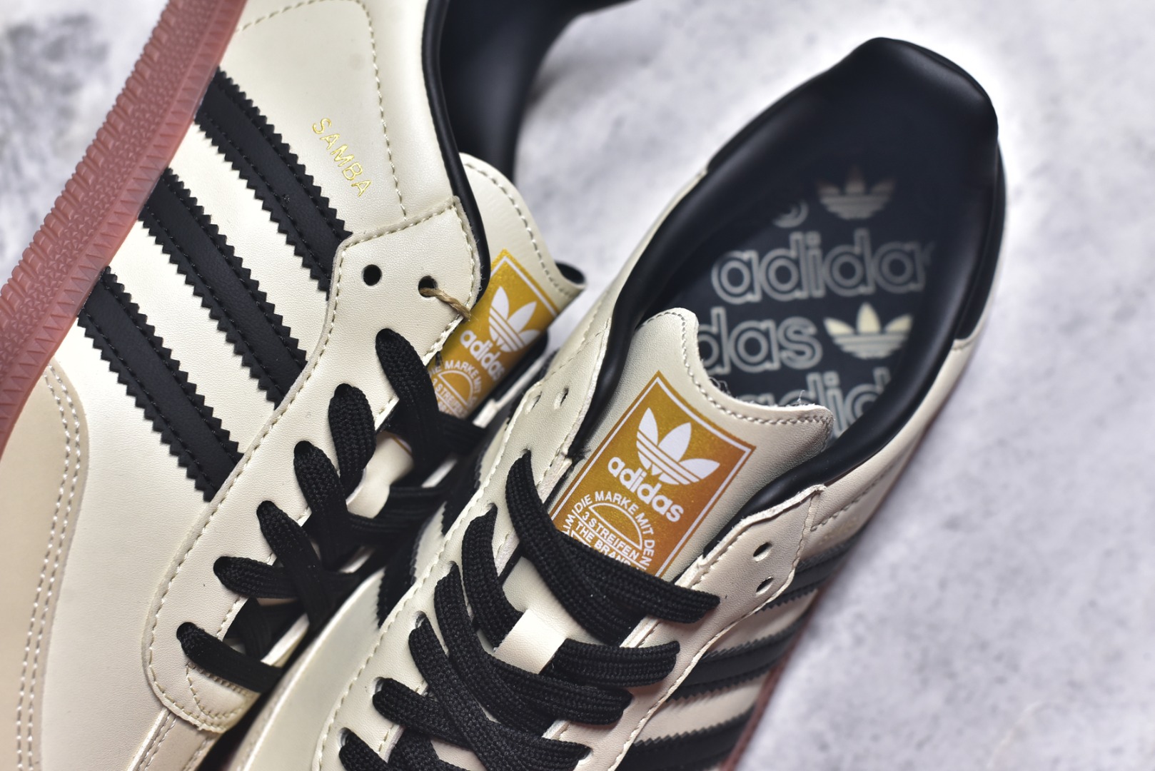 图片[9]-#AD Original Samba 复古经典轻便板鞋 米白黑 ID0478 口碑大厂出品 品控大底版型不断改良更新 全套原纸板楦头开发 确保原汁原味 完美呈现桑巴版型 一比一鞋头弧度高度鞋身弧度 此版本只针对中端市场 皮料材质有所更替 其他数据细节工艺流程均保持一致 绝不口嗨 细节品控鞋型随意对比 正确烫金高频细节 原装纳米超迁皮料 独家私模橡胶大底 原盒原配 这款桑巴鞋展示了高质量的工艺 带有装饰的超锁缝制和无缝的手感 柔软、柔软的皮革造型和标志性的3条纹完成了精致的外观 正规合身鞋带 鞋面上有绒面鞋垫 橡胶鞋底 享受正畸套筒软感 自50年代首次亮相以来就一直在赢得粉丝的青睐 尺码：36-45-选品中心