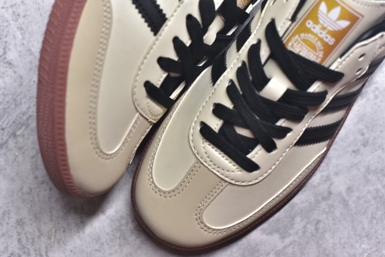 图片[8]-#AD Original Samba 复古经典轻便板鞋 米白黑 ID0478 口碑大厂出品 品控大底版型不断改良更新 全套原纸板楦头开发 确保原汁原味 完美呈现桑巴版型 一比一鞋头弧度高度鞋身弧度 此版本只针对中端市场 皮料材质有所更替 其他数据细节工艺流程均保持一致 绝不口嗨 细节品控鞋型随意对比 正确烫金高频细节 原装纳米超迁皮料 独家私模橡胶大底 原盒原配 这款桑巴鞋展示了高质量的工艺 带有装饰的超锁缝制和无缝的手感 柔软、柔软的皮革造型和标志性的3条纹完成了精致的外观 正规合身鞋带 鞋面上有绒面鞋垫 橡胶鞋底 享受正畸套筒软感 自50年代首次亮相以来就一直在赢得粉丝的青睐 尺码：36-45-选品中心